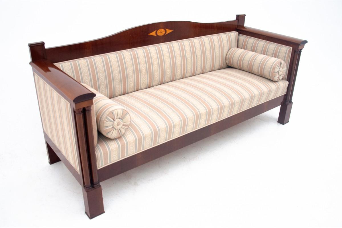 Antikes Sofa aus der Zeit um 1860, Nordeuropa.

Die Möbel sind in sehr gutem Zustand.

Abmessungen: Höhe 96 cm / Sitzhöhe. 44 cm / Breite 217 cm / Tiefe 75 cm