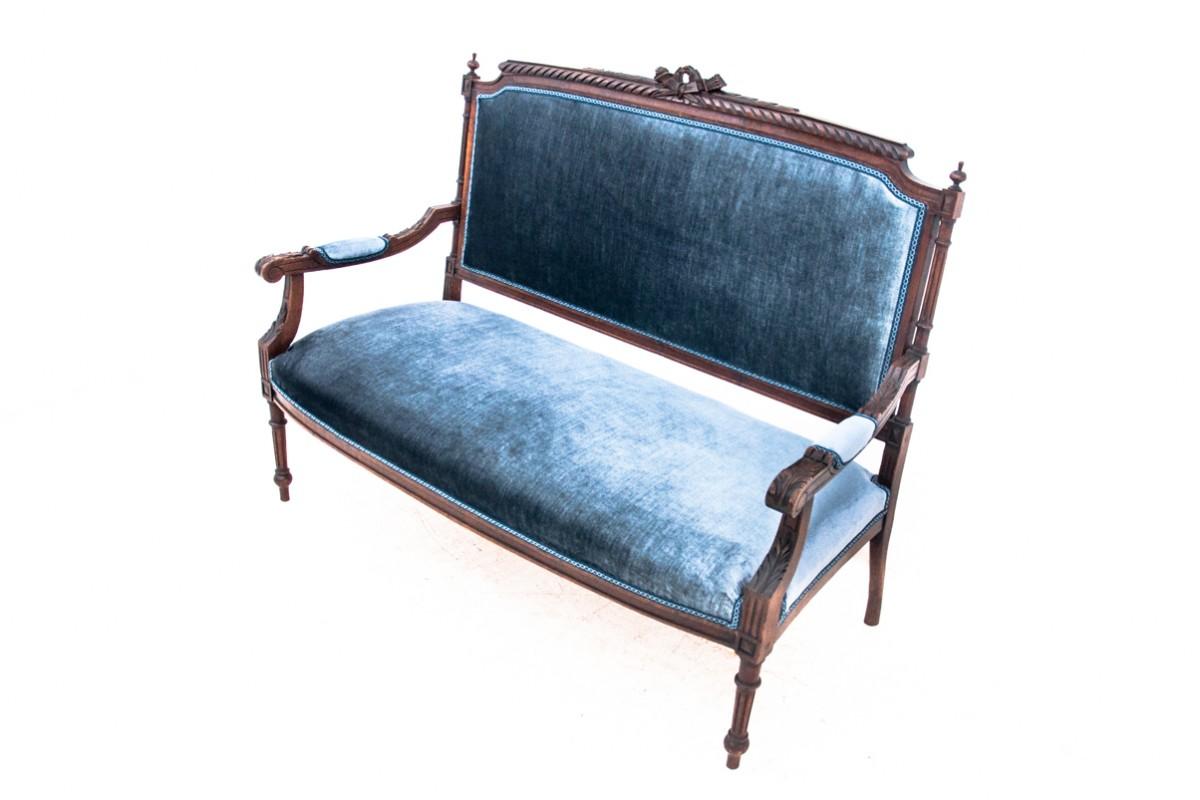 Petit canapé de la seconde moitié du 19e siècle dans le style éclectique. Un meuble ancien dont la forme est plus belle donnera de l'élégance à n'importe quel intérieur. Canapé ancien garni de tissu sur l'assise et le dossier, cadre sculpté à décor