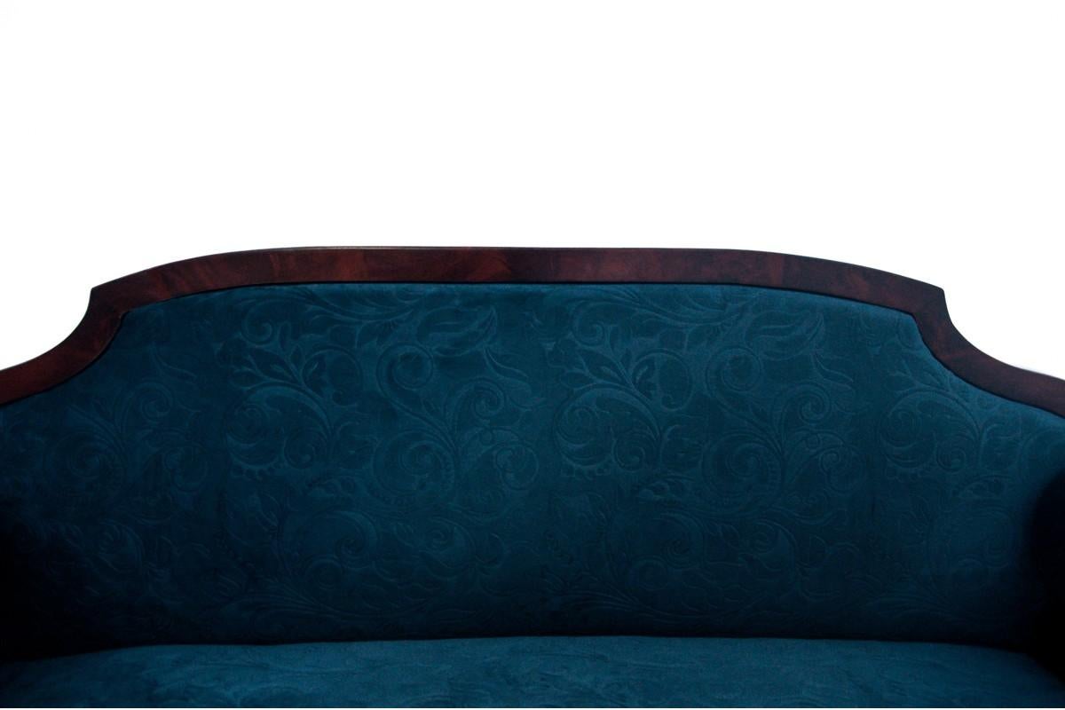 Canapé de la seconde moitié du 19e siècle de style victorien. Un petit meuble ancien avec une belle forme donnera de l'élégance à n'importe quel intérieur. Un canapé à la structure simple, revêtu d'un tissu élégant sur l'assise et le dossier.