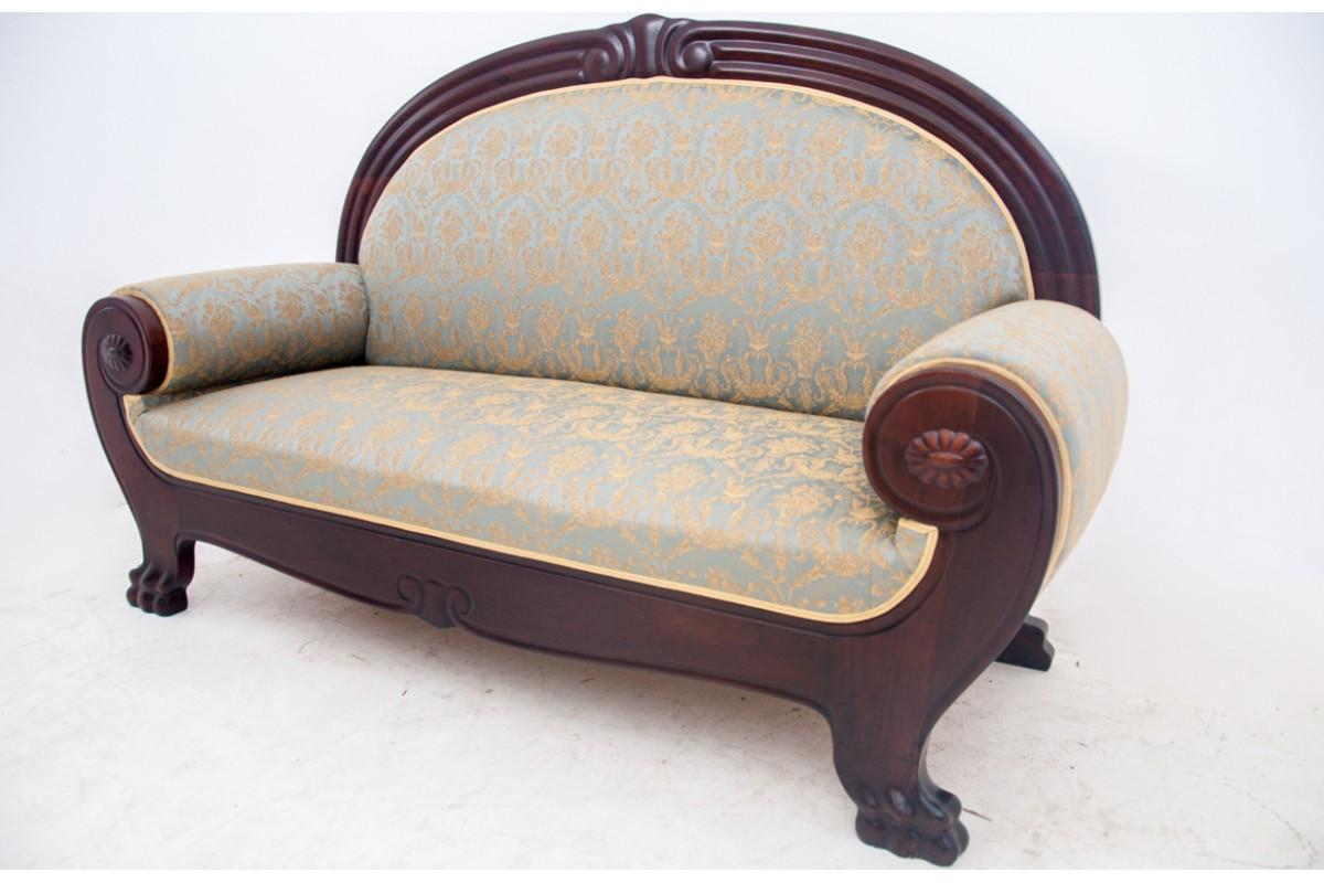 Impressionnants, les meubles anciens dotés d'une belle forme ajouteront de l'élégance à n'importe quel intérieur. Canapé à la structure simple, revêtu d'un tissu élégant sur l'assise et le dossier, soutenu par des pieds de lion recourbés sur les