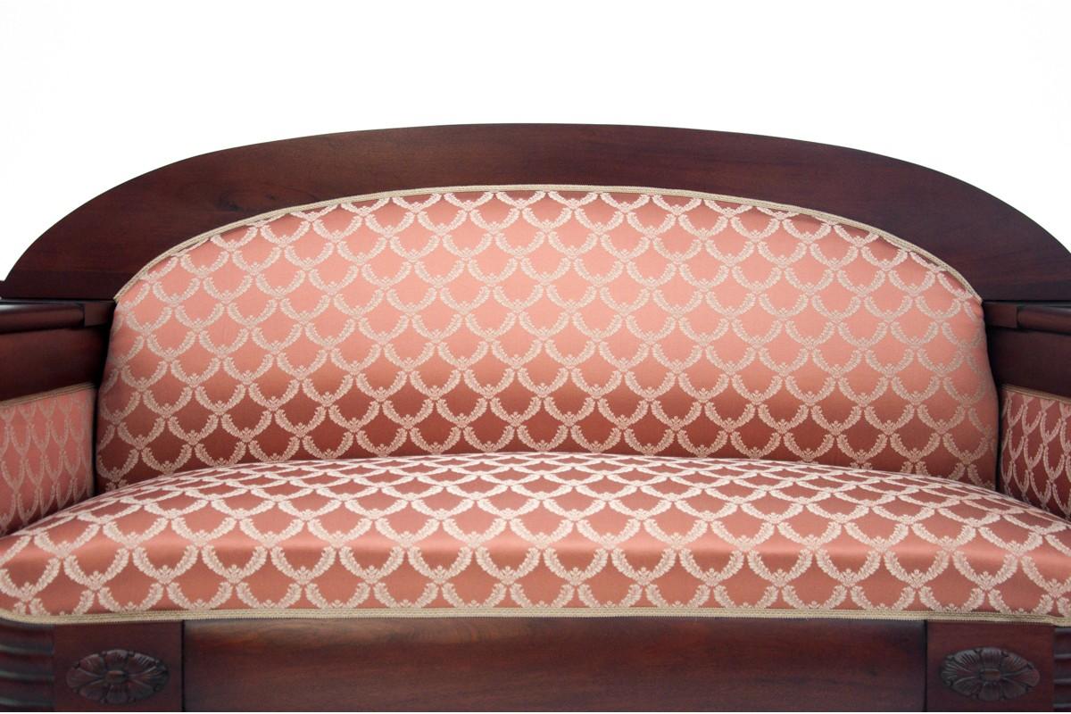 Un mobile antico di grande effetto e dalla forma meravigliosa aggiungerà eleganza a qualsiasi interno. Un divano a struttura dritta, rivestito con un elegante tessuto sulla seduta e sullo schienale, sostenuto da gambe dritte piegate ai lati. In