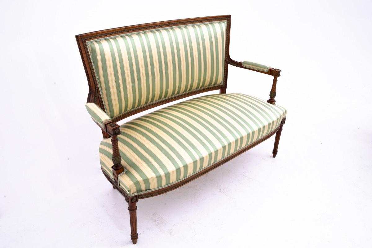 Antique sofa, Sweden, circa 1870.

Very good condition. The upholstery is in original condition.

Wood: walnut

dimensions: height 98 cm seat height 42 cm width 133 cm depth 69 cm