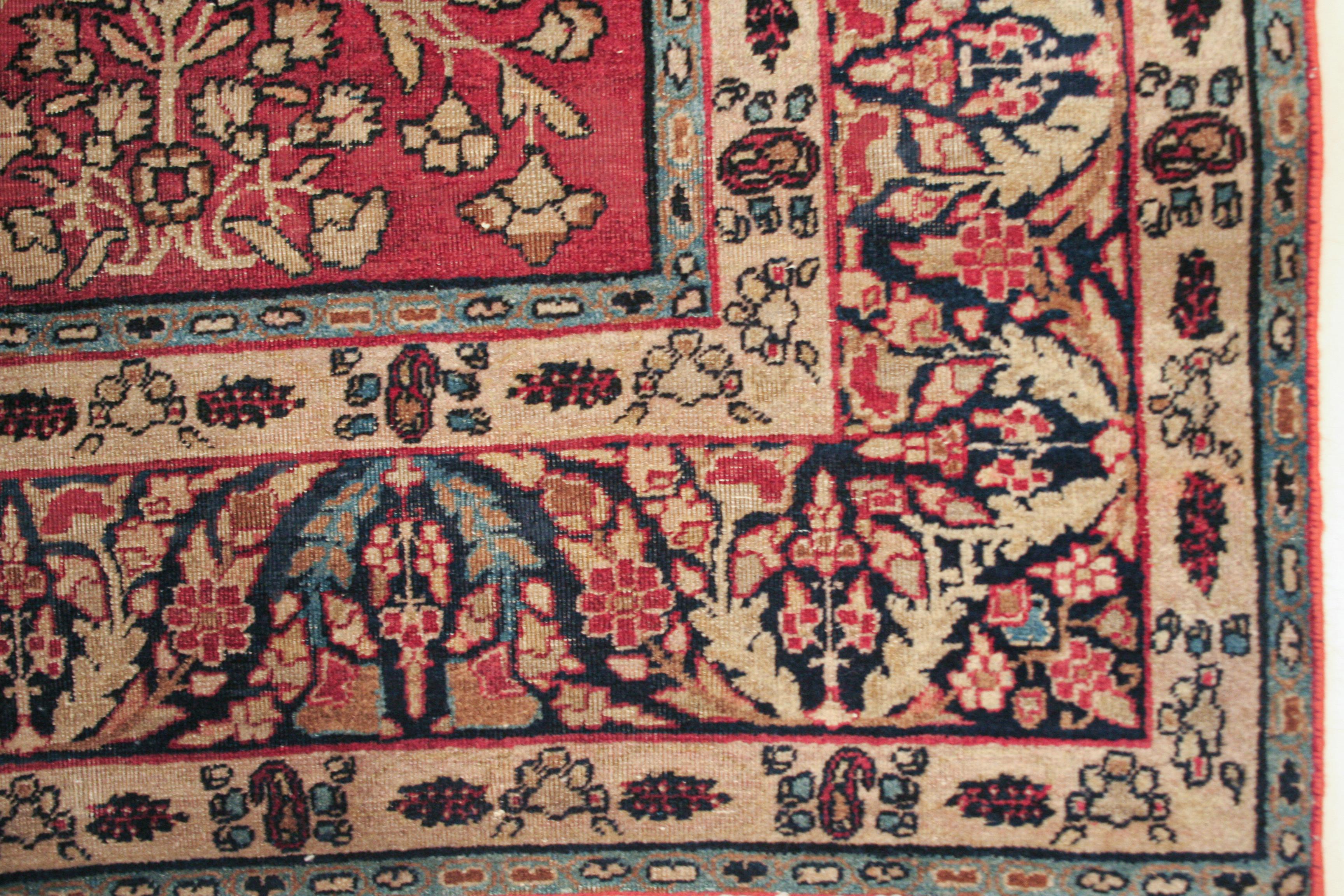 Una alfombra antigua de Sivas, finamente anudada, que se distingue por un diseño de motivos botánicos generosamente dibujados, elegantemente espaciados sobre un suave fondo rojo. La paleta general es sumamente agradable, y consiste en tonalidades