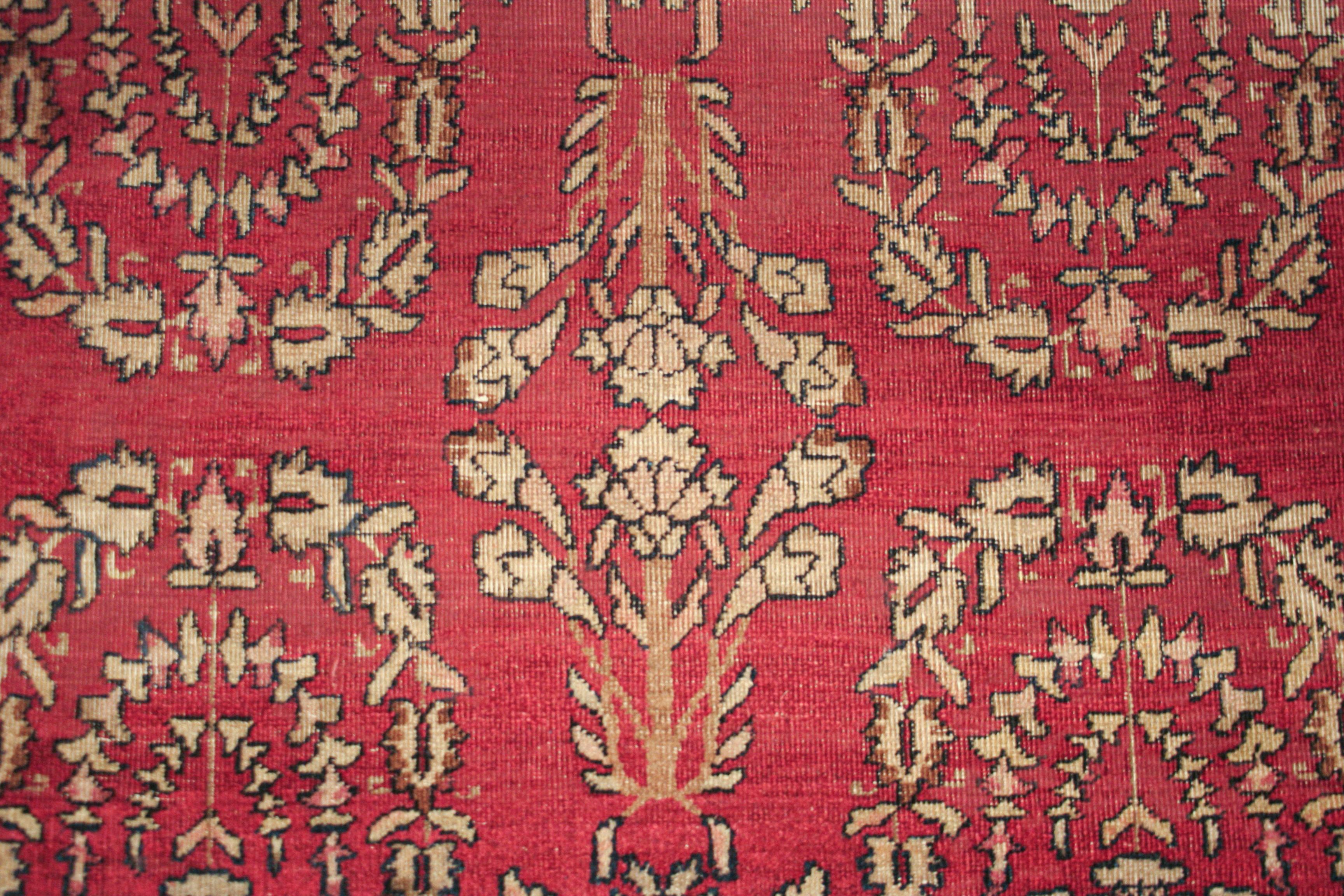 Alfombra antigua de Anatolia de color rojo suave con motivos botánicos Kirman en venta