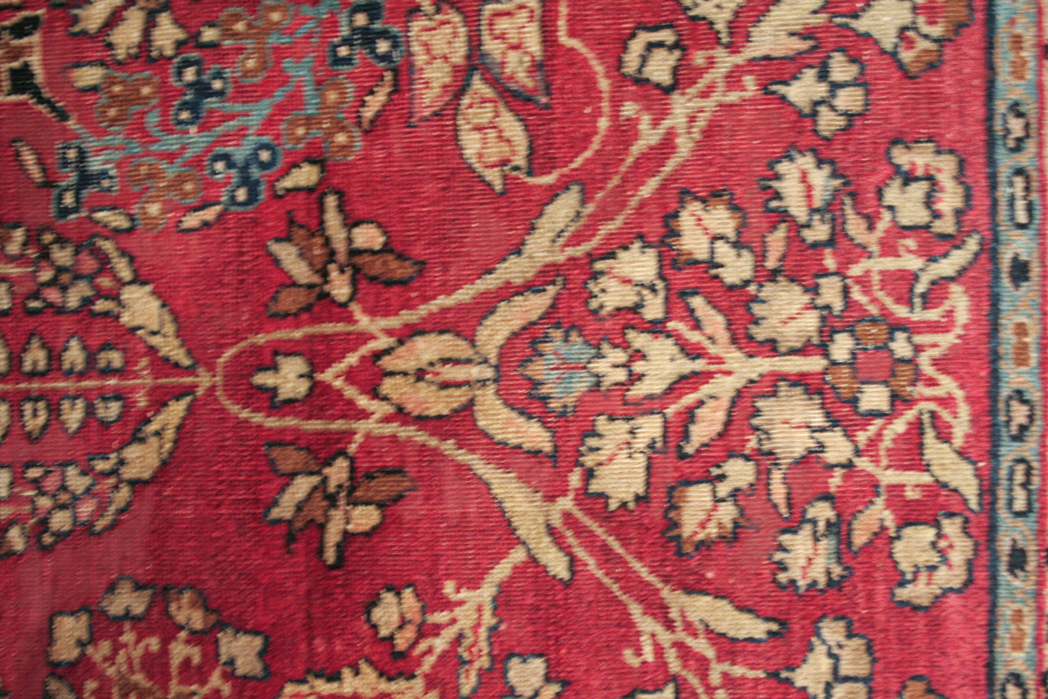 Alfombra antigua de Anatolia de color rojo suave con motivos botánicos Turco en venta
