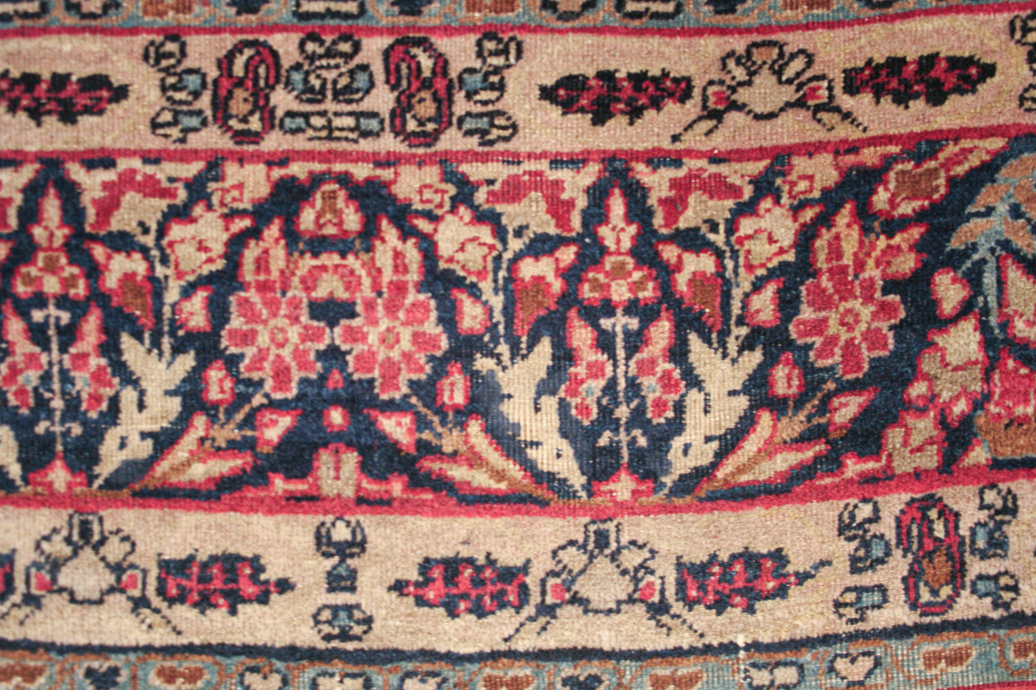 Alfombra antigua de Anatolia de color rojo suave con motivos botánicos Anudado a mano en venta