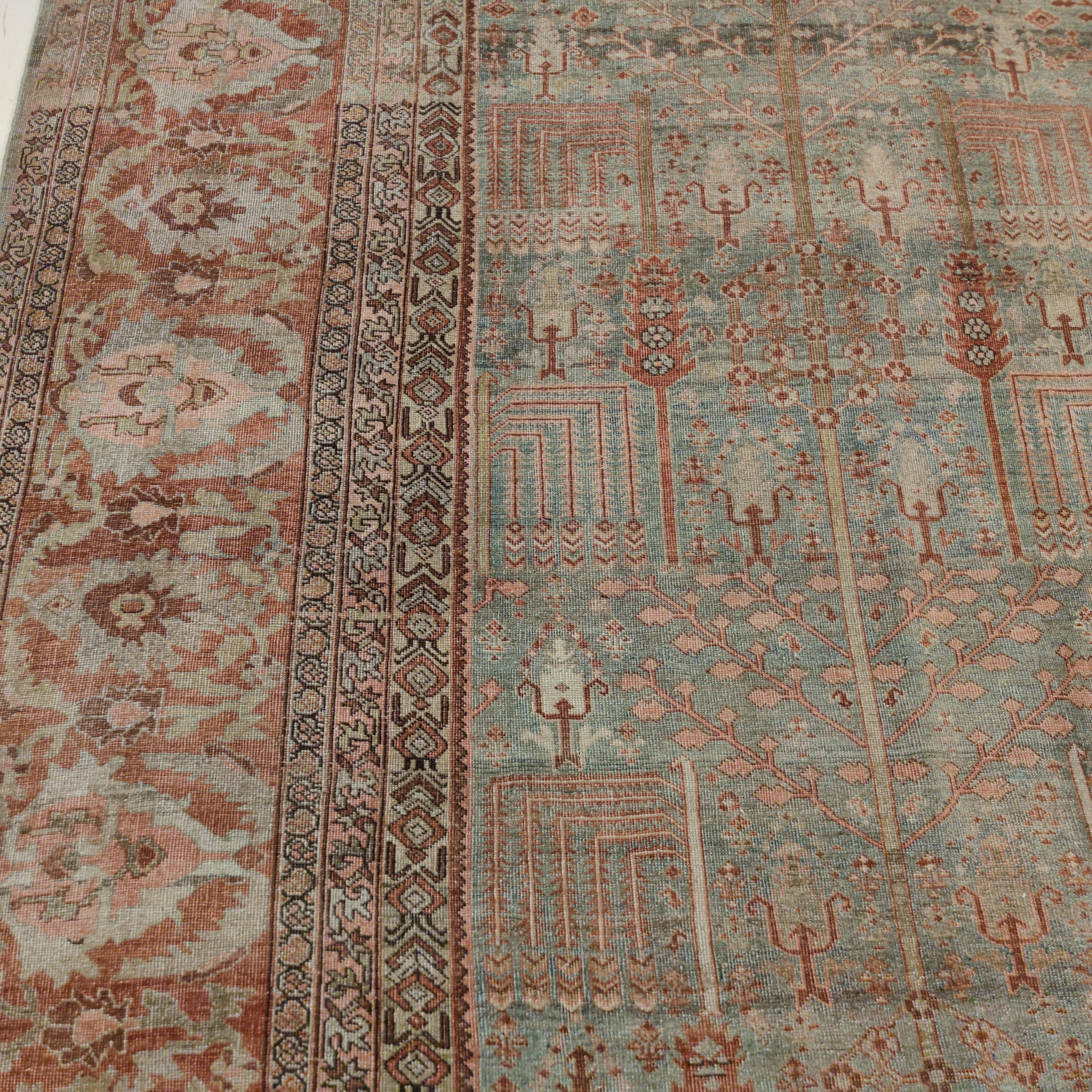 Ein feiner antiker Bijar-Teppich, gewebt auf einem Wollfond, der sich durch einen einzigartigen blaugrünen Hintergrund auszeichnet und mit einem unendlichen Rapport des so genannten Bid Majnun-Musters (Trauerweide) verziert ist, einem prächtigen