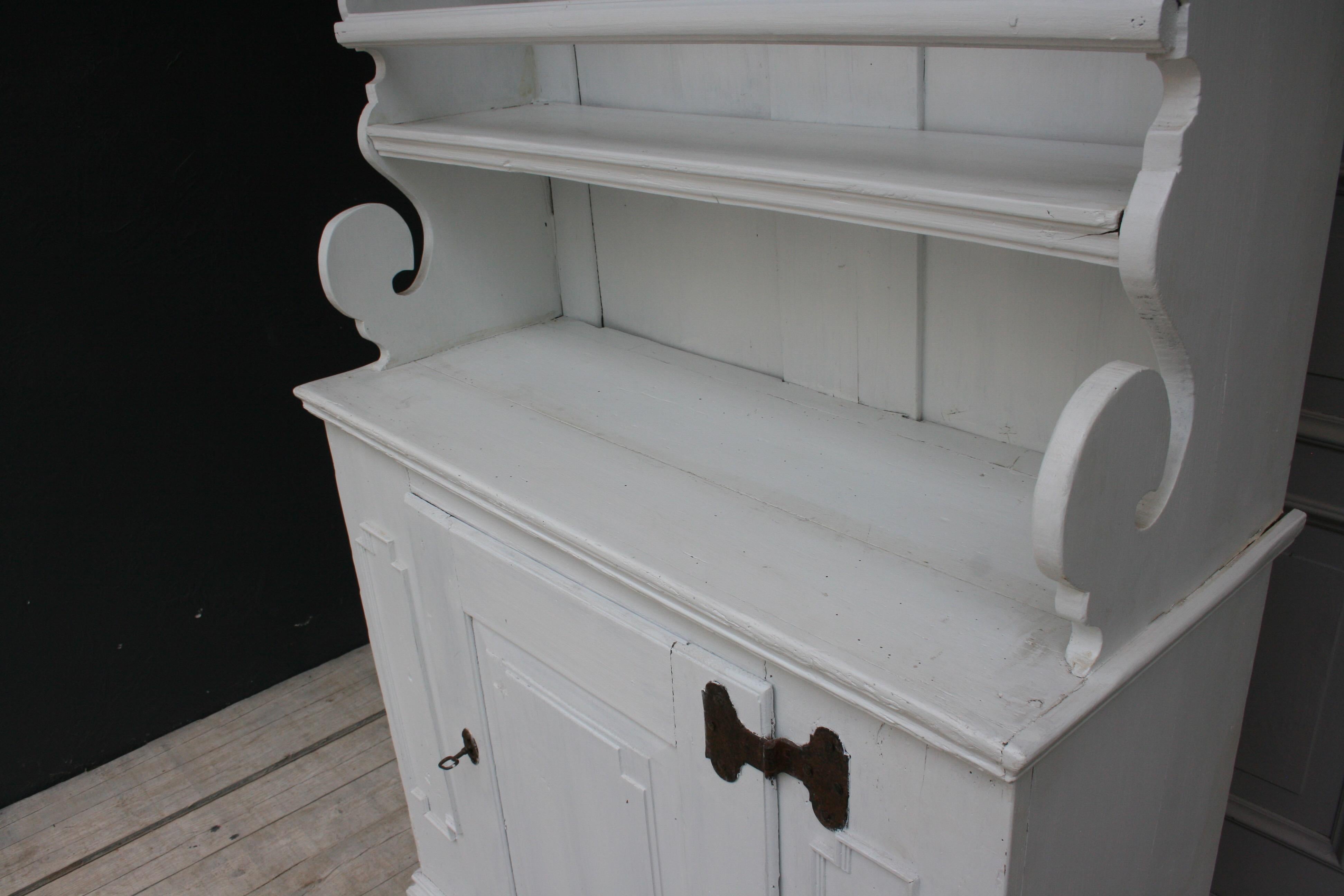 Early 19th Century German Cupboard made of Pine, painted White In Good Condition For Sale In Dusseldorf, DE
