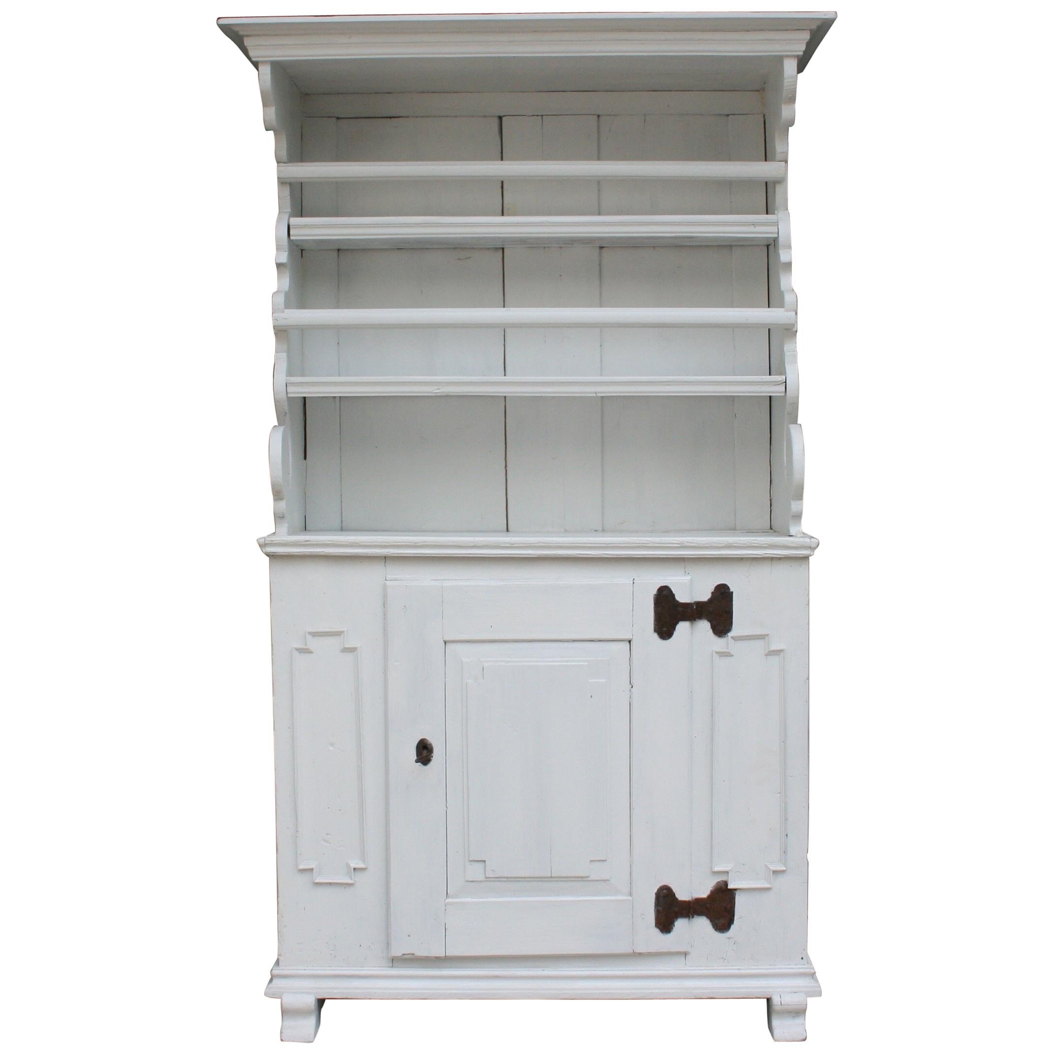 Credenza tedesca del primo Ottocento in pino, dipinta di bianco
