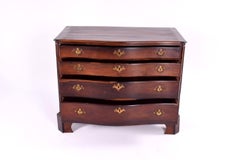 Ancienne commode portugaise en bois de rose massif et sculpté avec poignées en métal