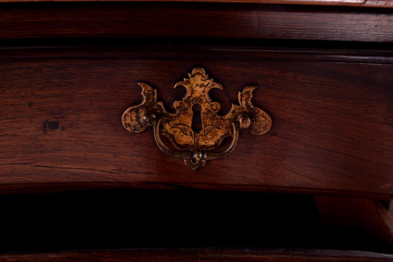 Sculpté Ancienne commode portugaise en bois de rose massif et sculpté avec poignées en métal en vente