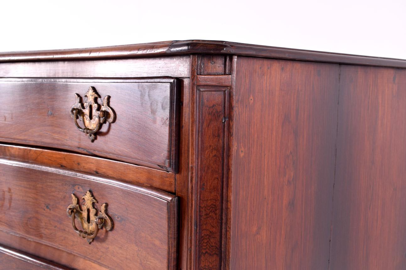 Ancienne commode portugaise en bois de rose massif et sculpté avec poignées en métal Bon état - En vente à Lisboa, Lisboa