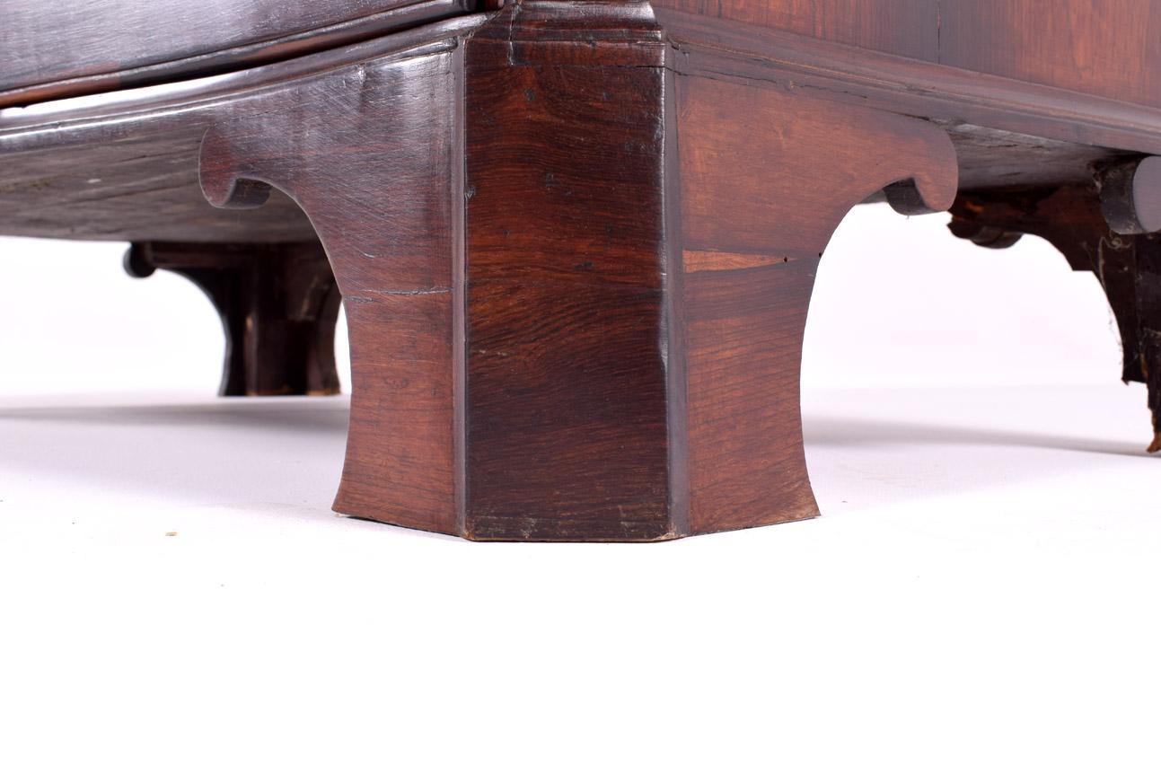 XVIIIe siècle Ancienne commode portugaise en bois de rose massif et sculpté avec poignées en métal en vente