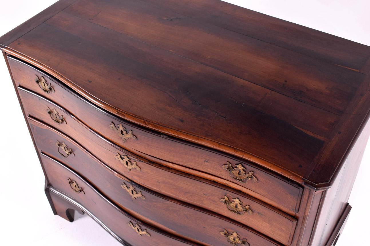 Laiton Ancienne commode portugaise en bois de rose massif et sculpté avec poignées en métal en vente