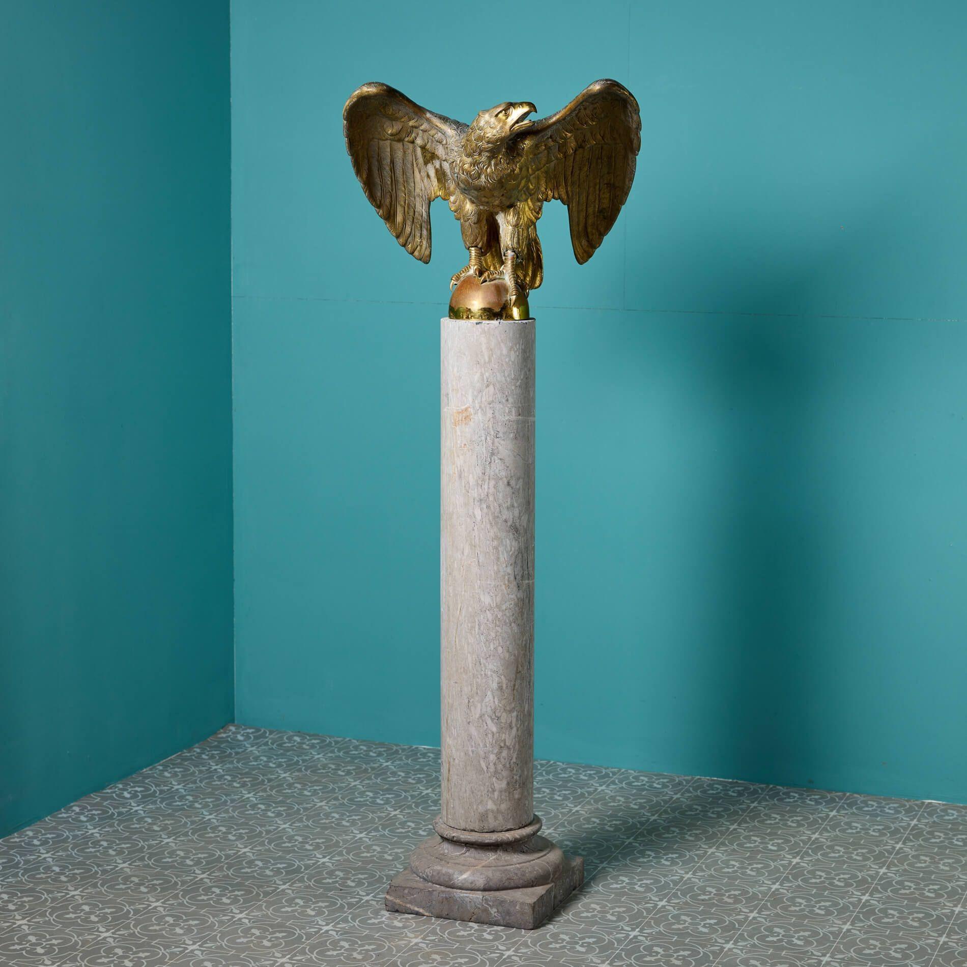 Anglais Statue d'aigle ancienne en laiton massif sur colonne en marbre en vente