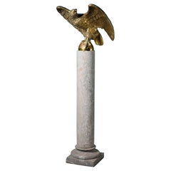 Estatua antigua de águila de latón macizo sobre columna de mármol