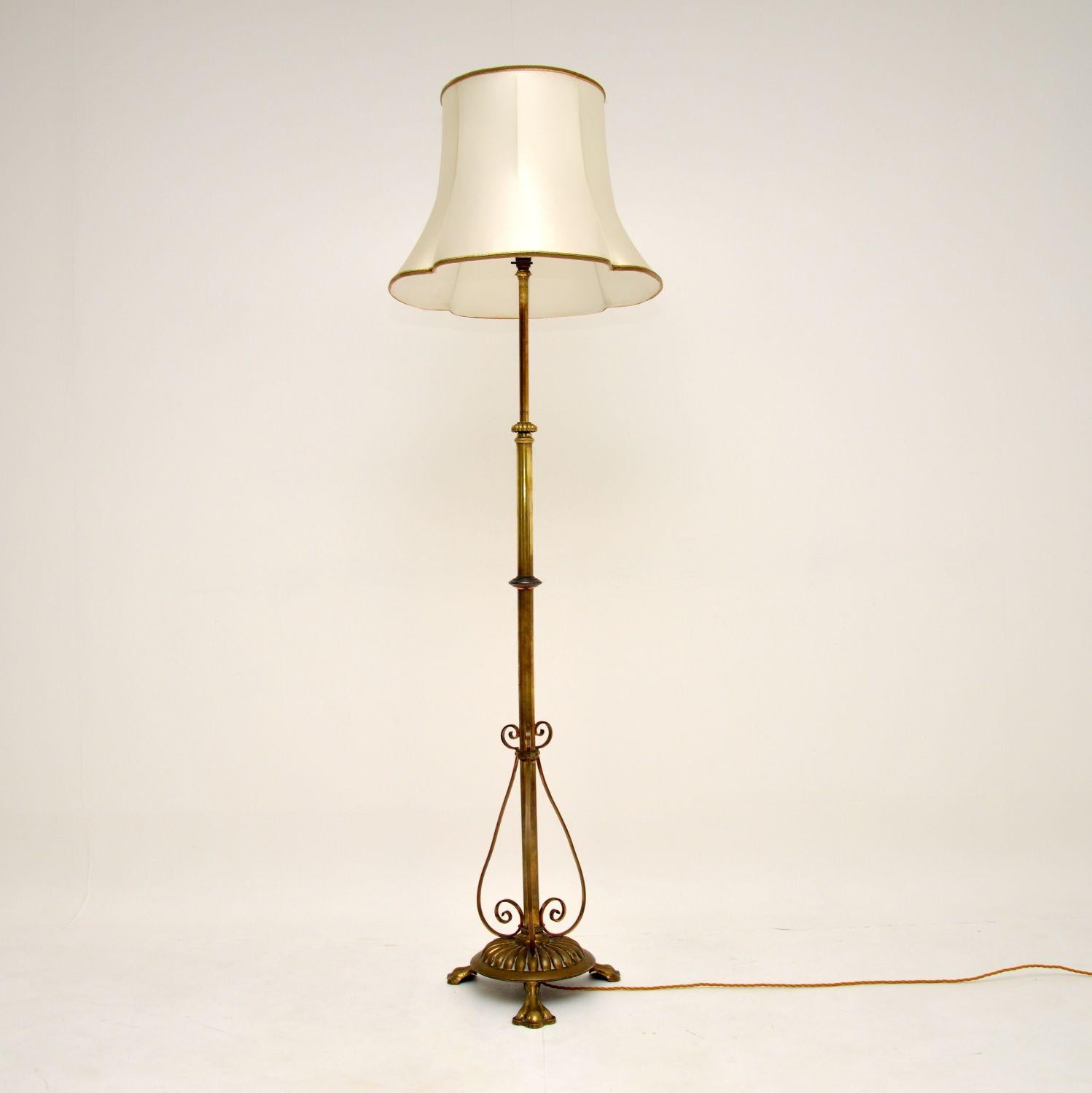 A wonderful original antique rise and fall lamp in solid brass. This was made in France, it dates from the 1910-1920’s period.

This is of absolutely amazing quality, the brass frame is beautifully sculpted and is very heavy. The rise and fall
