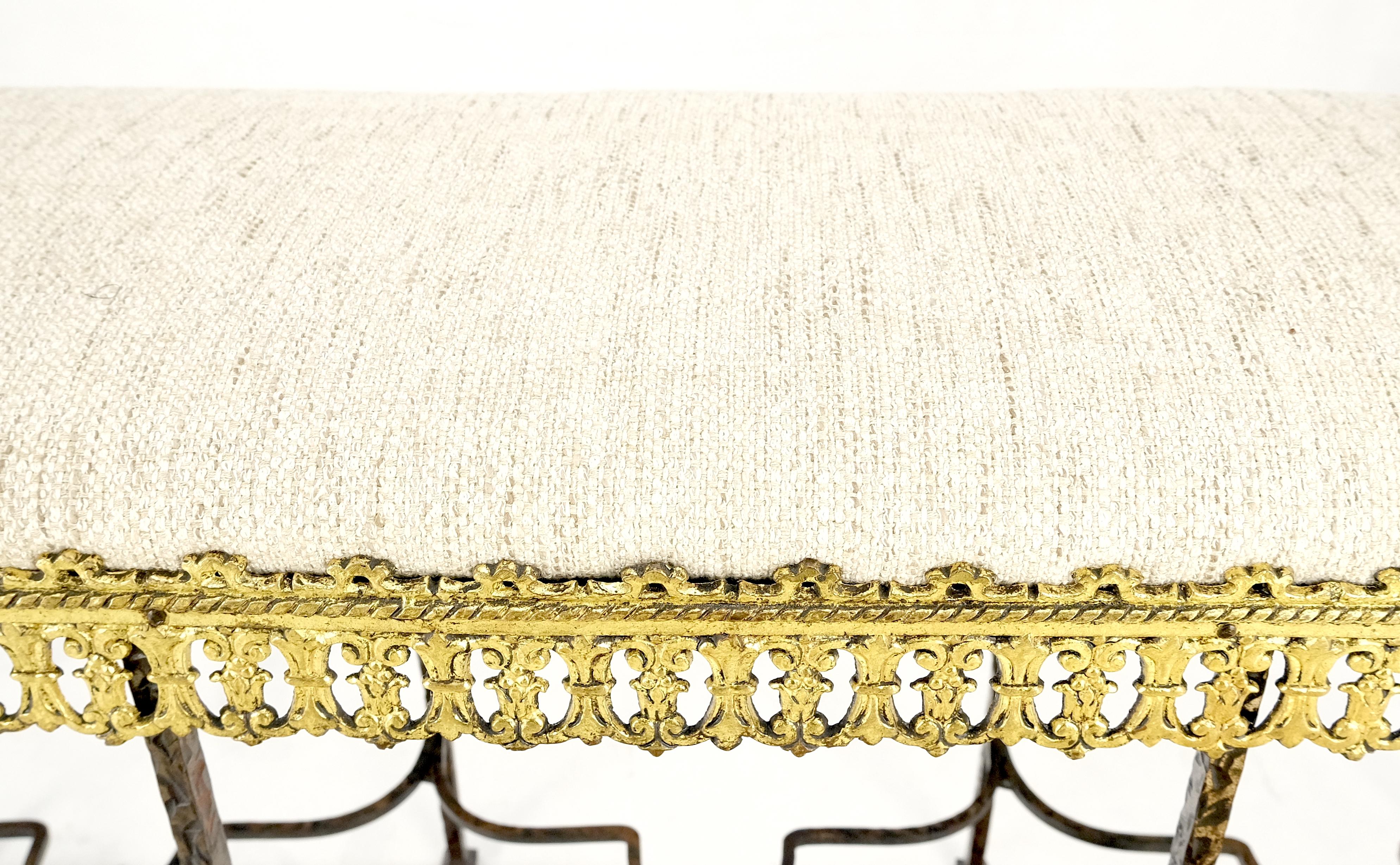 Panchina decorativa compatta in stile gotico antico in ottone massiccio e acciaio 
