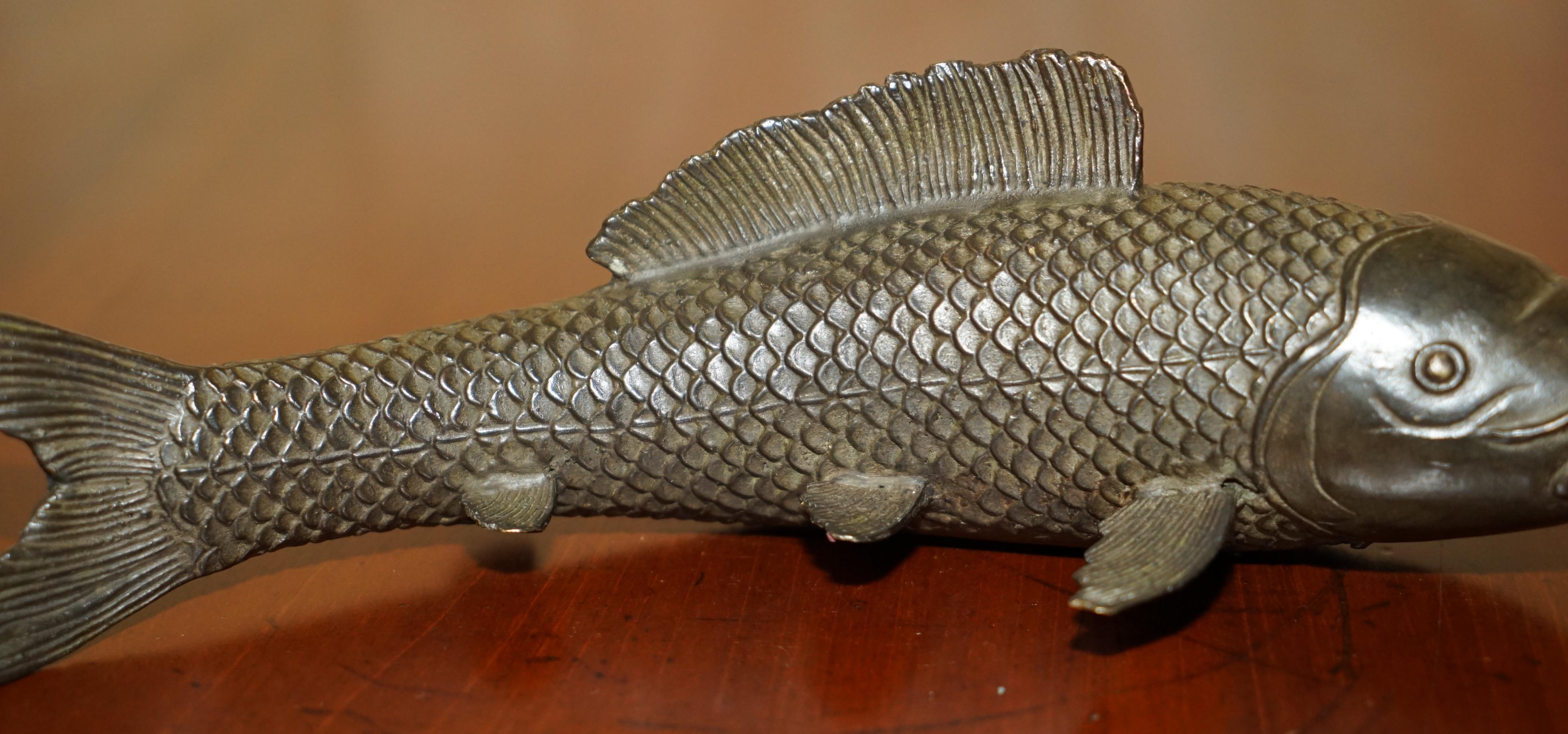 Hand-Crafted ANTIQUE SOLiD BRONZE JAPANESE KOI CARP STATUE OF A WONDERFULLY ELEGANT FISH For Sale