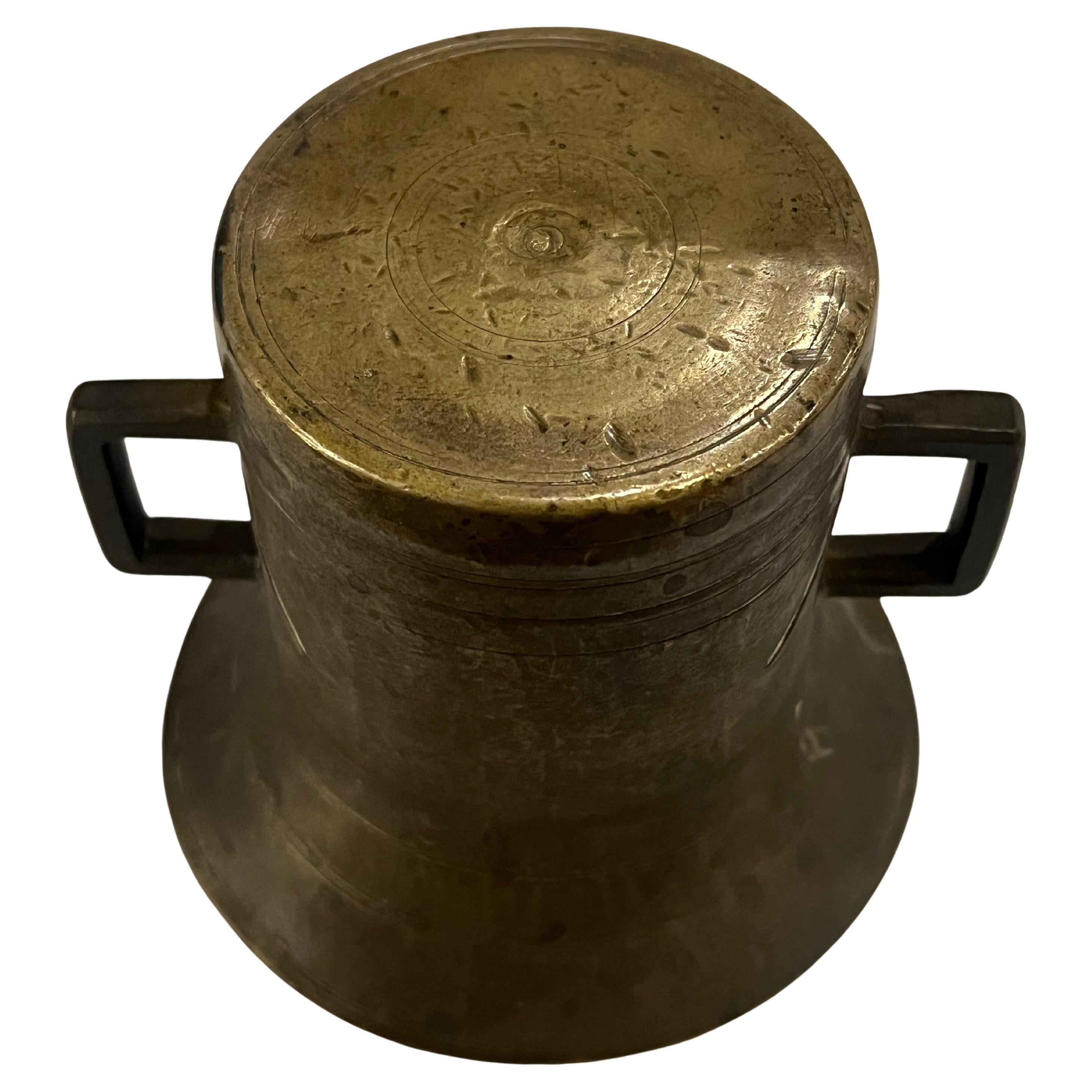 Coupe à mortier ancienne en bronze patiné massif avec poignées vers 1880 .