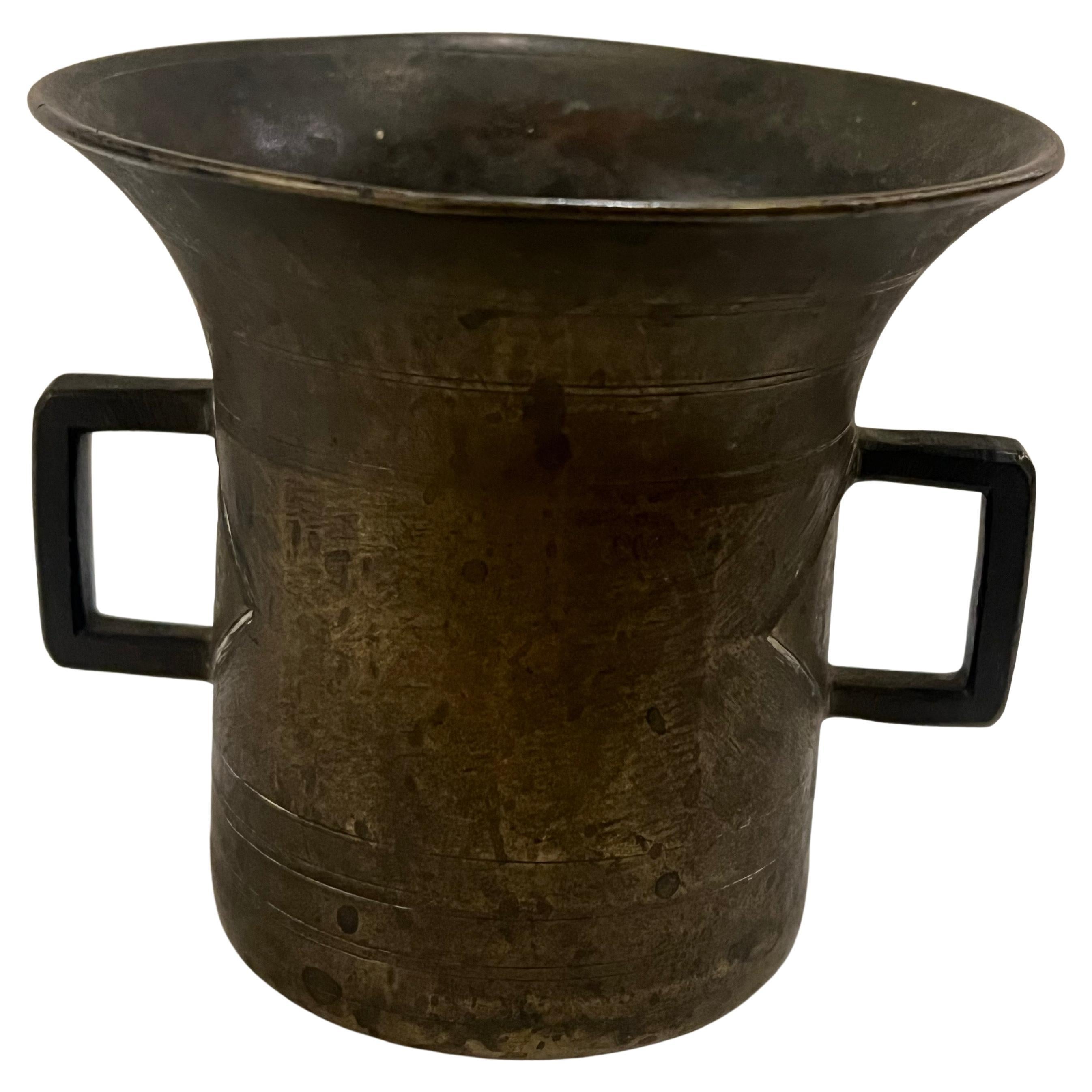 Arts and Crafts Mortier ancien en bronze massif avec poignées Arts & Crafts en vente