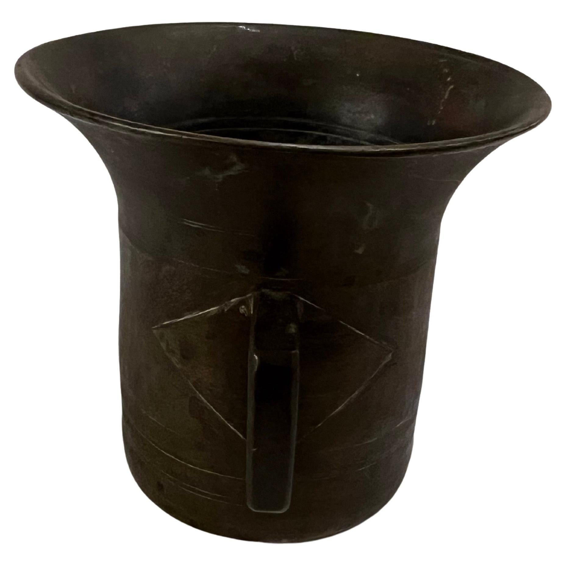 XIXe siècle Mortier ancien en bronze massif avec poignées Arts & Crafts en vente