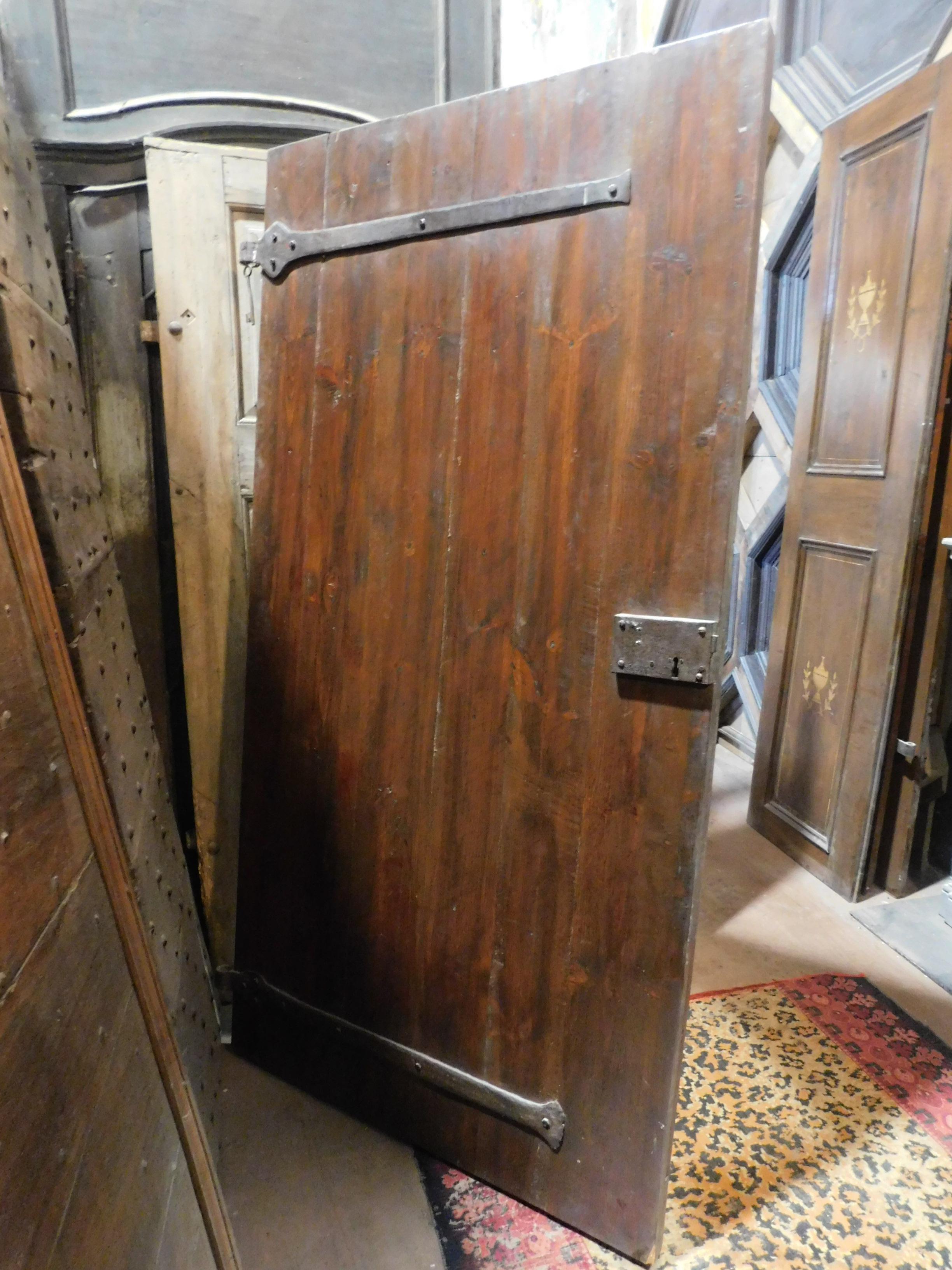 Antique Solid Brown Walnut Door, Carved Lozenges, 17th Century, Italy In Good Condition For Sale In Cuneo, Italy (CN)