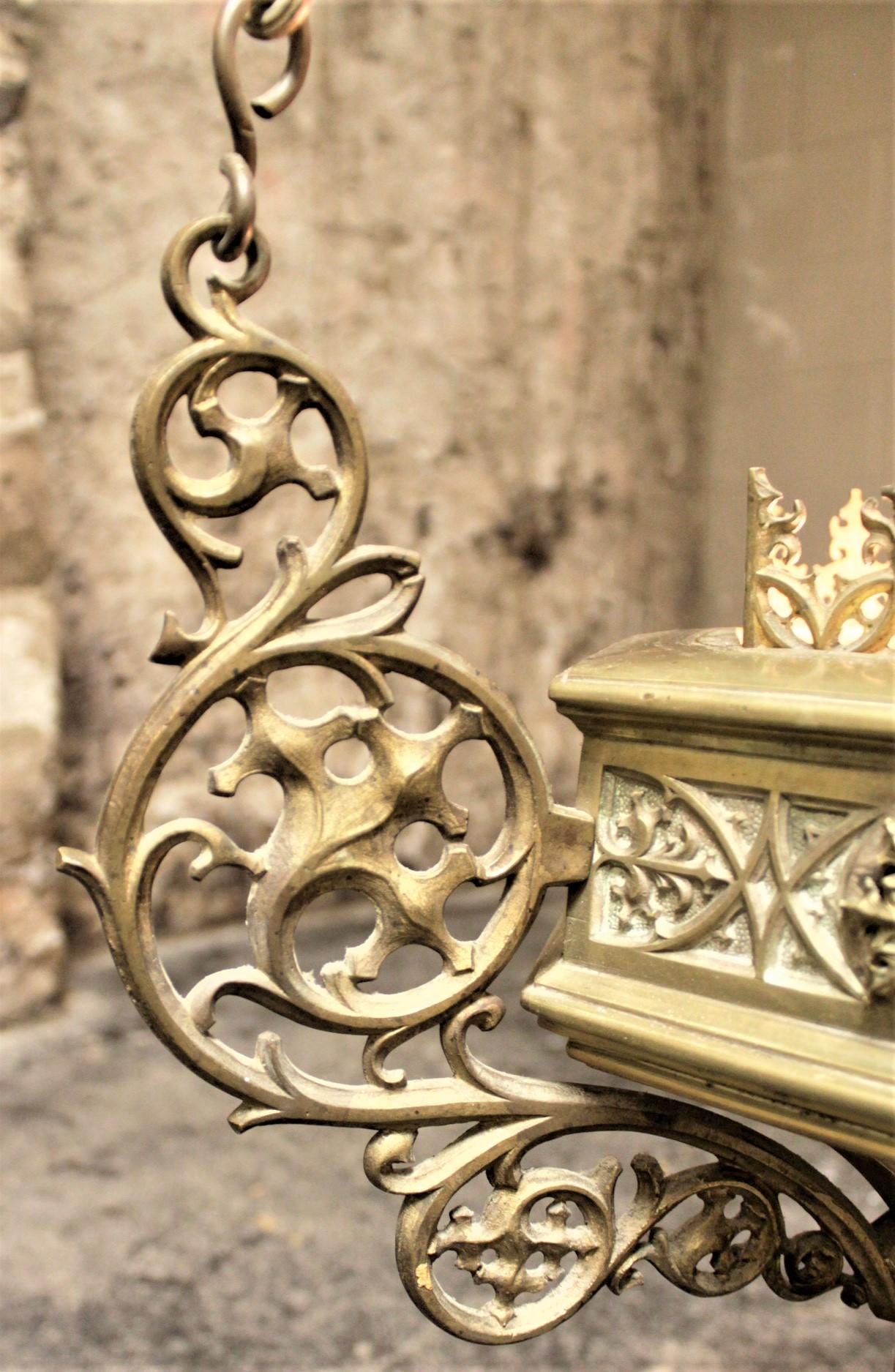 Antike solide Cast Brass Gothic Revival hängenden Kronleuchter oder Leuchte im Angebot 2