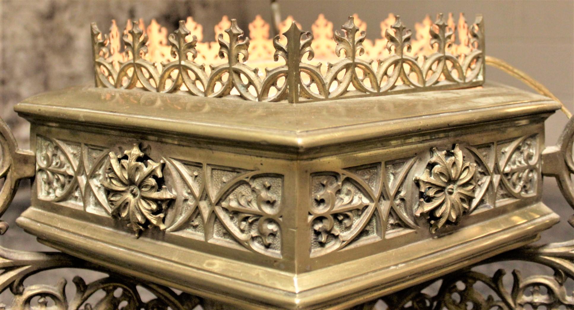 Antike solide Cast Brass Gothic Revival hängenden Kronleuchter oder Leuchte im Angebot 4