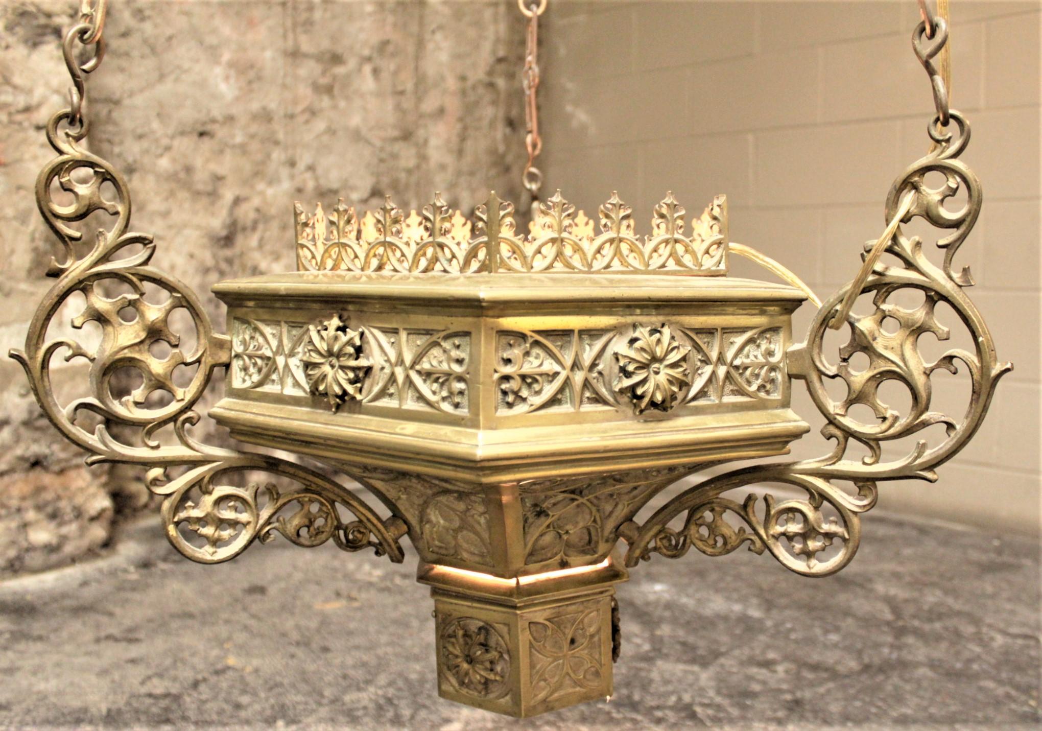 Antike solide Cast Brass Gothic Revival hängenden Kronleuchter oder Leuchte im Zustand „Gut“ im Angebot in Hamilton, Ontario