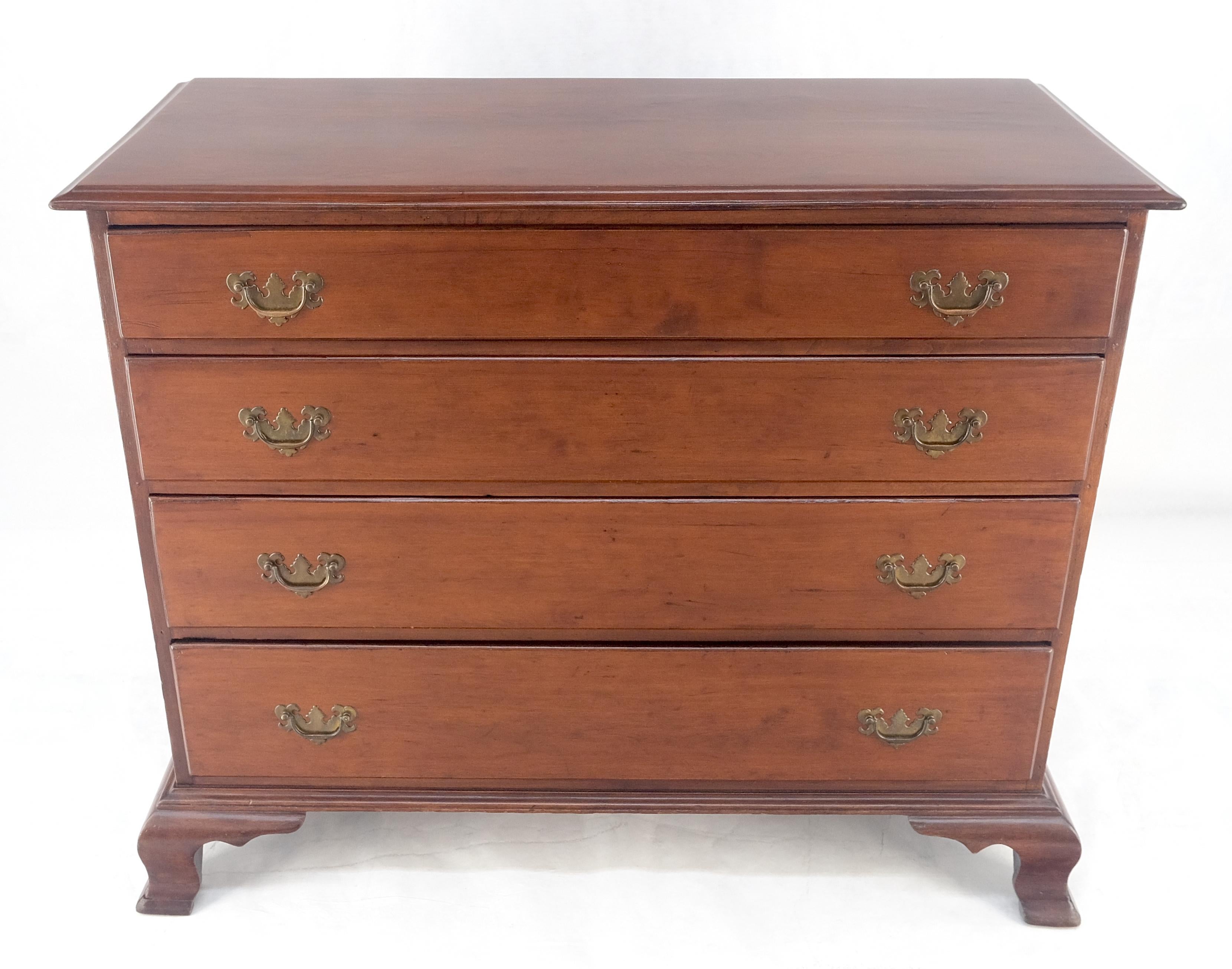 Chippendale Ancienne commode du 19ème siècle à tiroir à queue d'aronde en cerisier massif et panneau arrière massif en vente