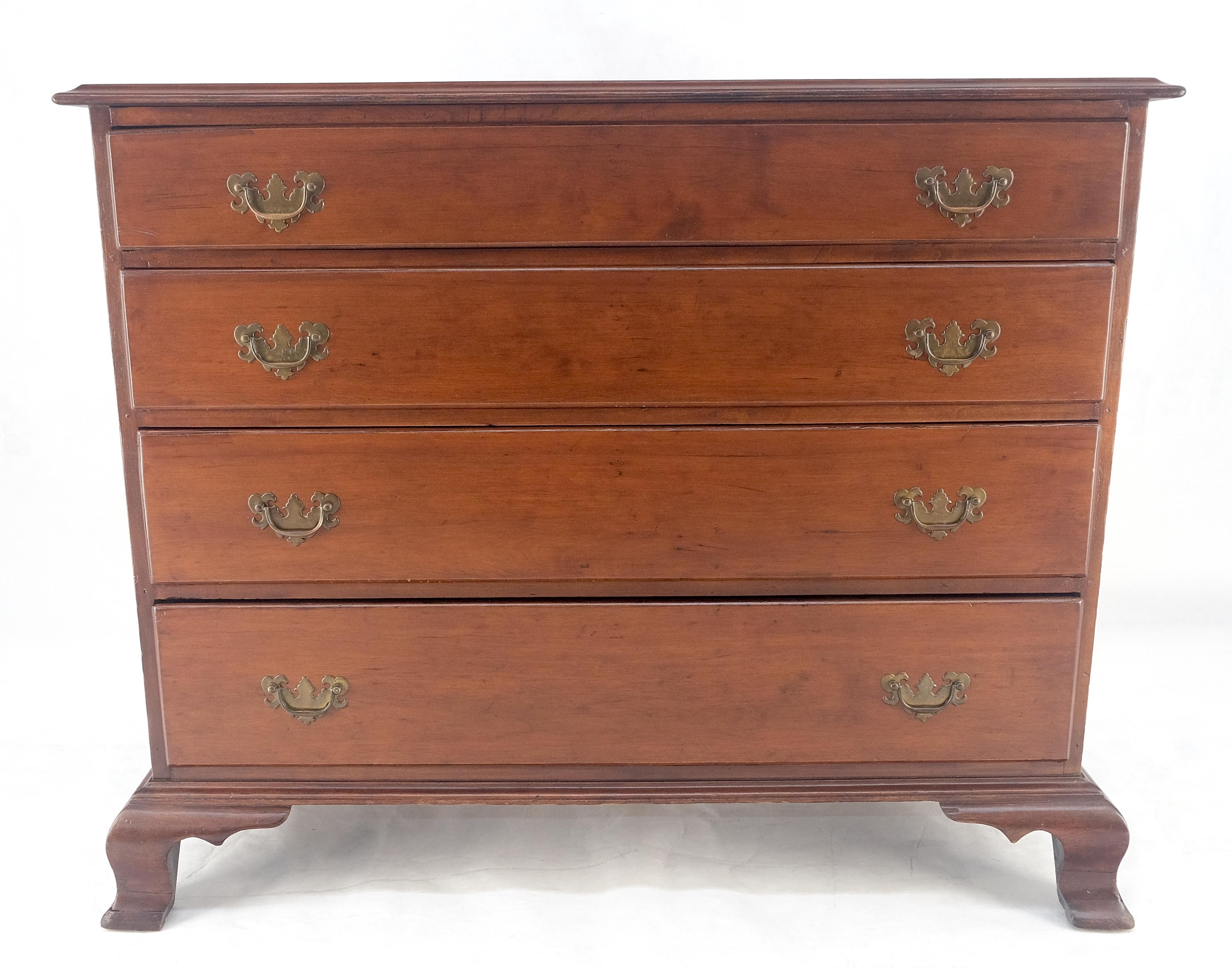 Américain Ancienne commode du 19ème siècle à tiroir à queue d'aronde en cerisier massif et panneau arrière massif en vente