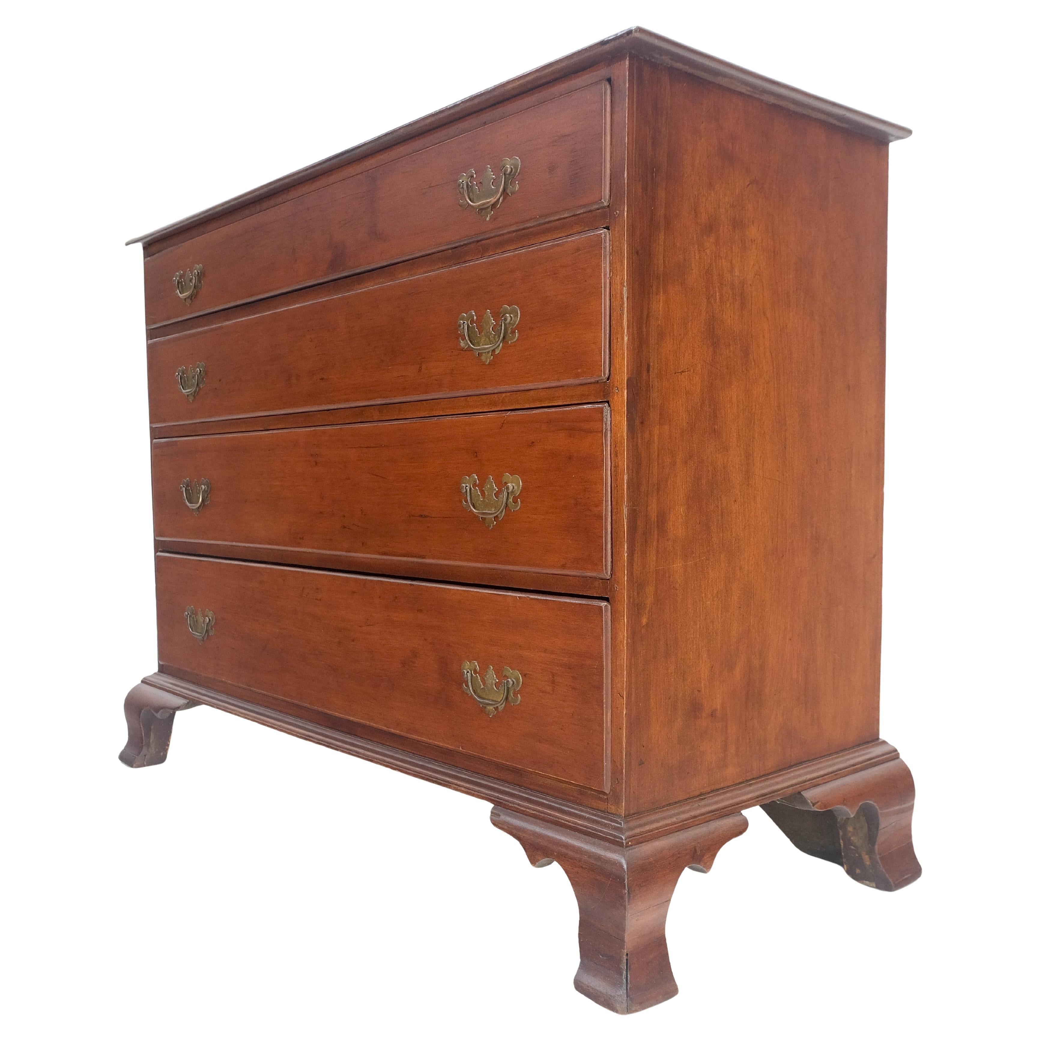 Ancienne commode du 19ème siècle à tiroir à queue d'aronde en cerisier massif et panneau arrière massif en vente