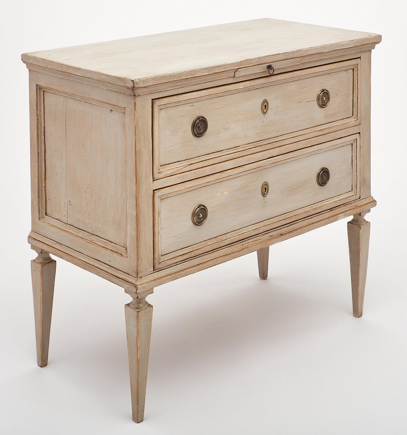 A pair of elegant Tuscan Louis XVI antique chests. Each “commode” features two large dovetailed drawers and a pull-out tablet. We love the very clean and smooth shape of this pair with finely cast patinated bronze hardware. The lines exude classical