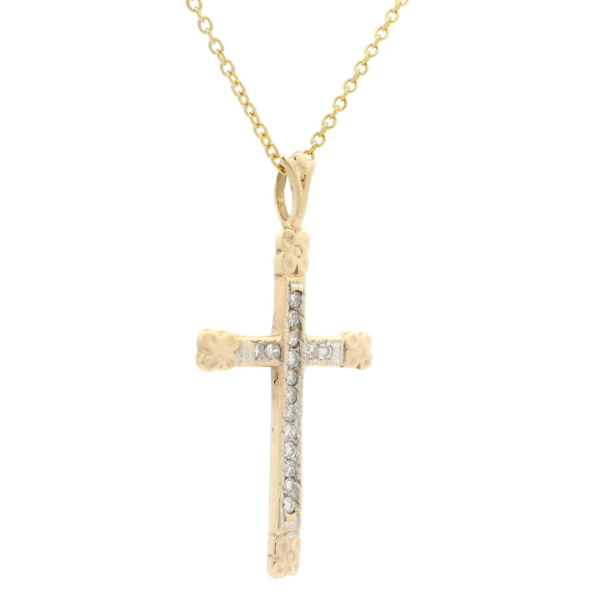 Pendentif croix antique en or massif 0,12 carat avec diamants sur chaîne à maillons de 18 pouces Excellent état - En vente à Montclair, NJ