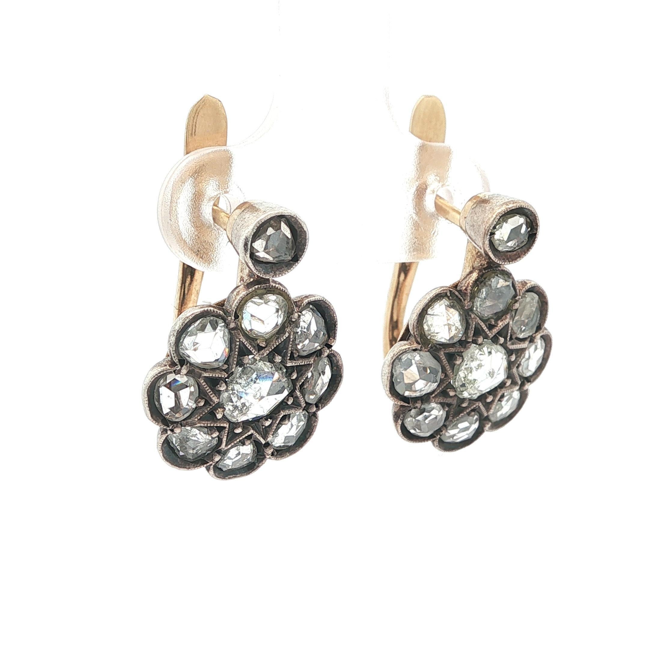 --Pierre(s) :...
(22) Diamants naturels véritables - taille ancienne rose - sertis en pavé - diamants vivants brillants - 2,7 mm à 4,2 mm (approx.)

MATERIAL : Or jaune 18k massif avec couvercle en argent
Poids : 5,47 grammes
Support : Poteaux avec