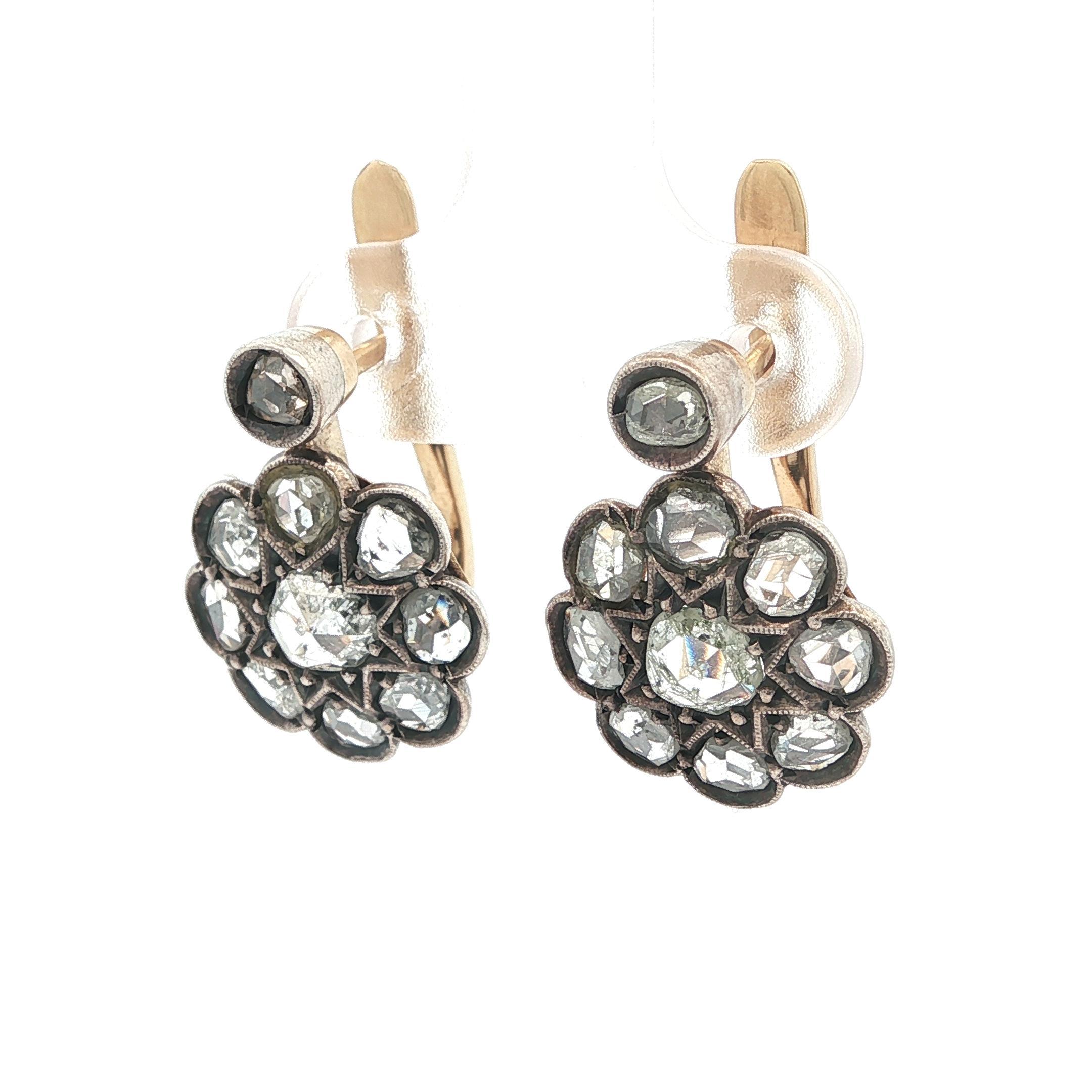 Taille rose Boucles d'oreilles anciennes en or et argent massif avec pavé de diamants taillés en rose. en vente