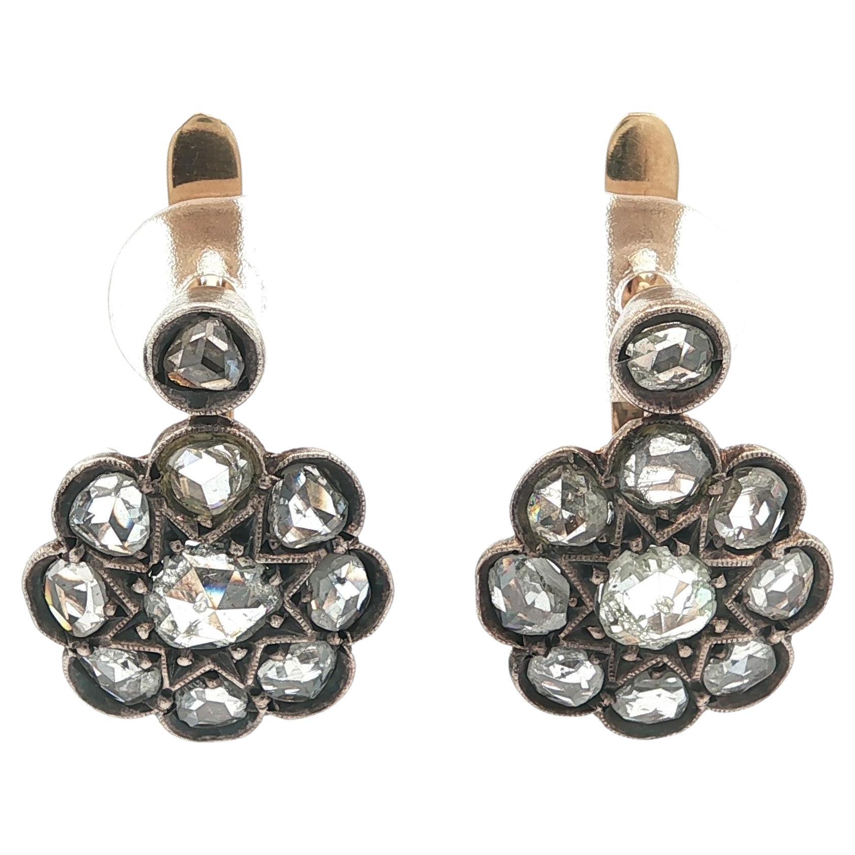 Boucles d
oreilles anciennes en or et argent massif avec pavé de diamants taillés en rose.