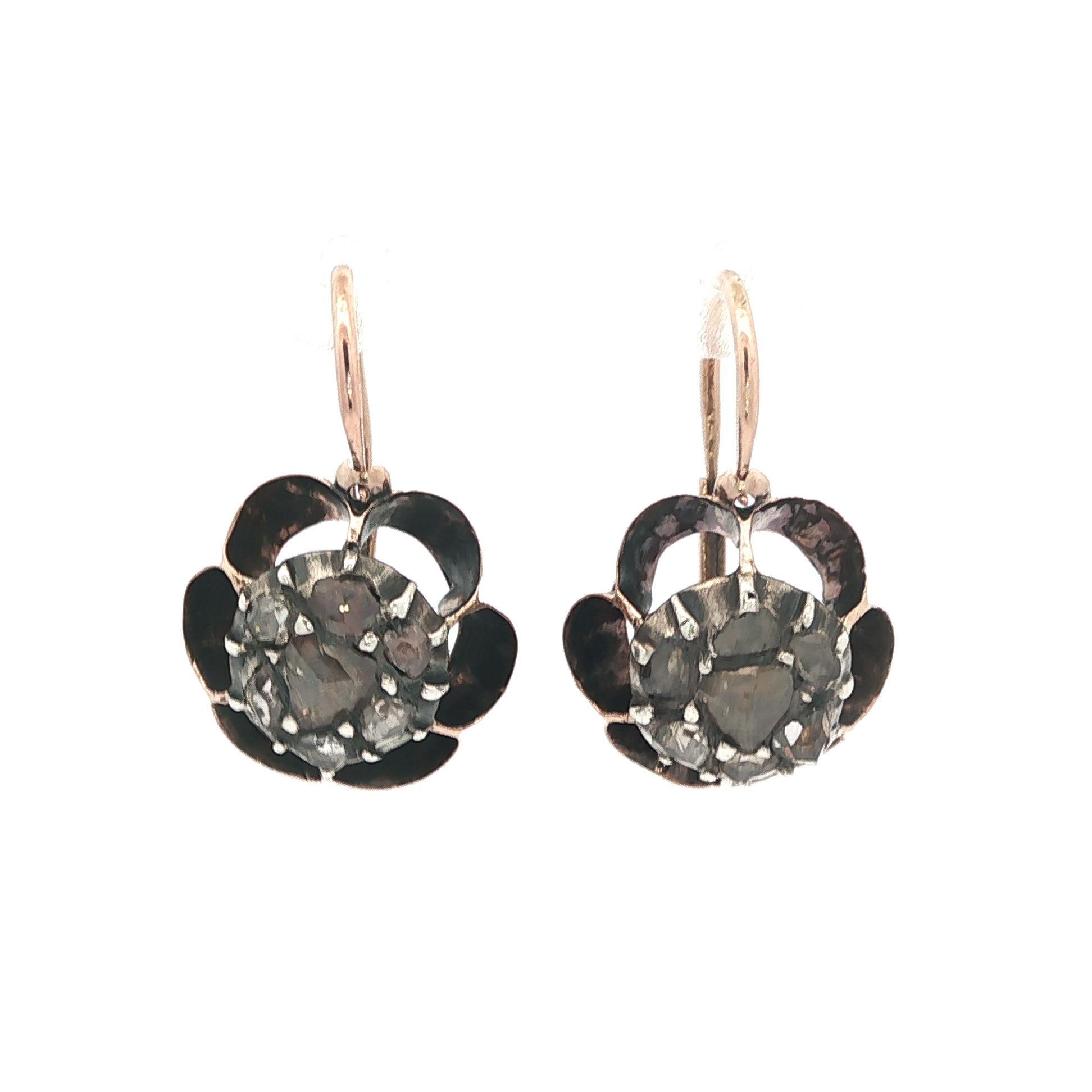 Boucles d
oreilles anciennes en or massif, argent, rose, diamant et crochet de dormeur.