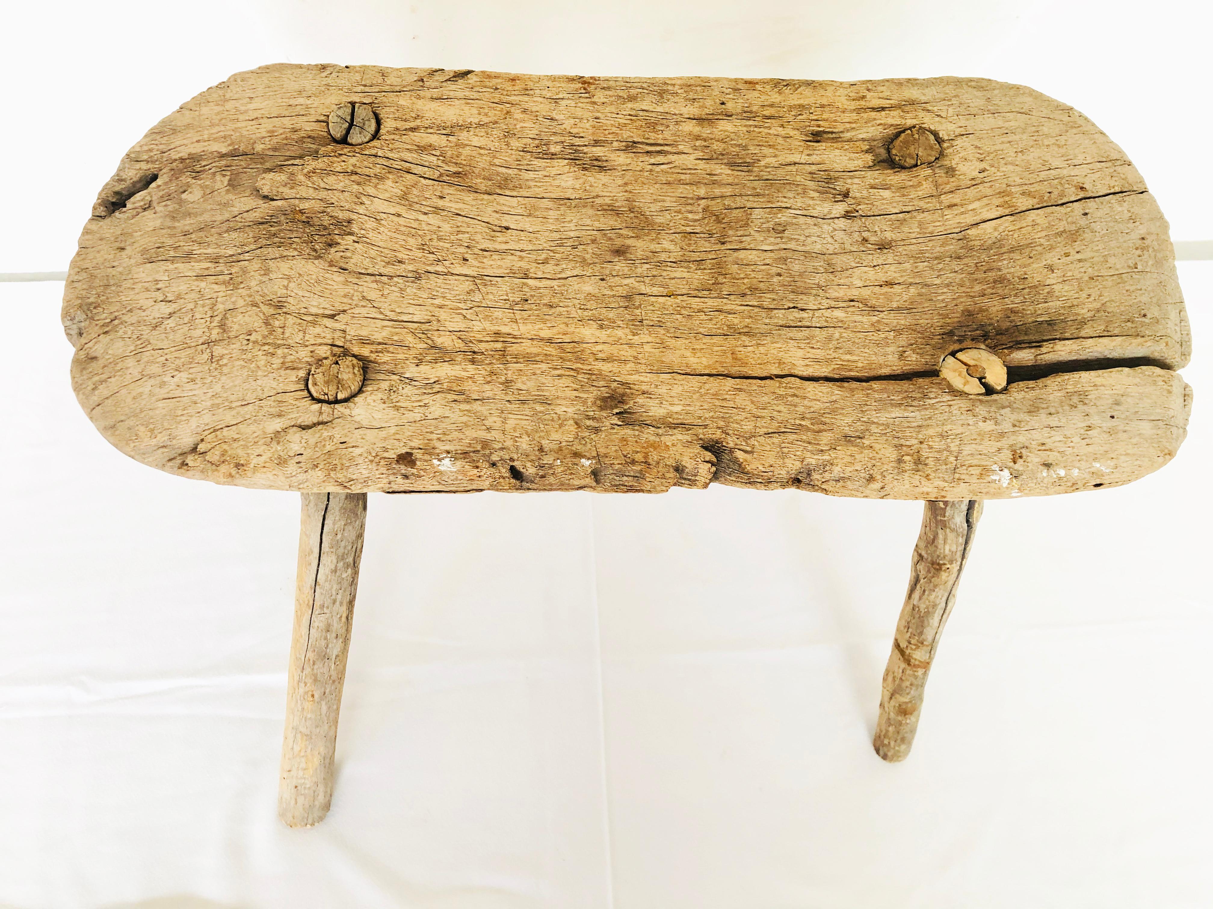 Table ancienne en bois massif de mezquite avec un plateau rectangulaire fin trouvée dans l'ouest du Mexique .
Idéal pour une table d'appoint ou à côté d'une baignoire.