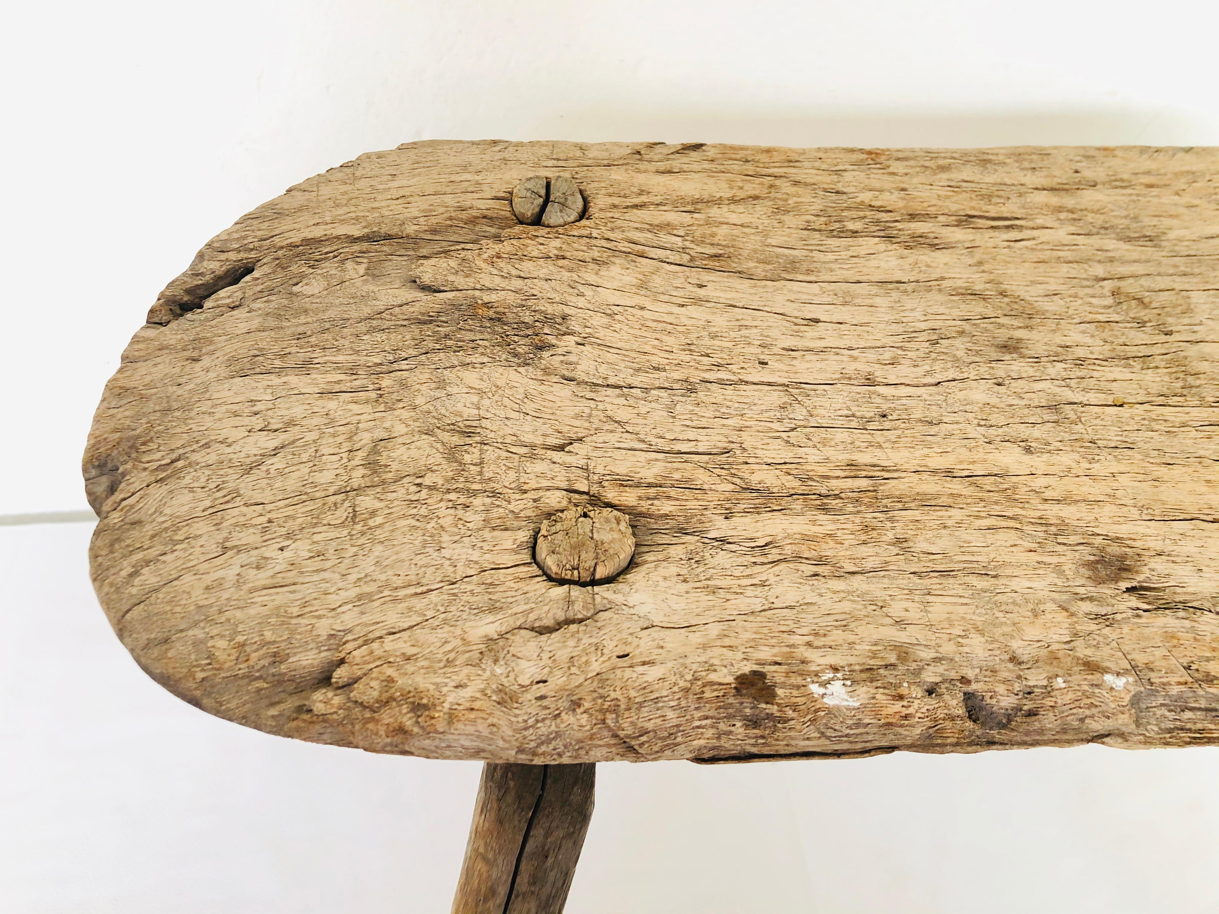 Rustique Mini table ancienne en bois massif de Mezquite trouvée dans l'ouest du Mexique en vente