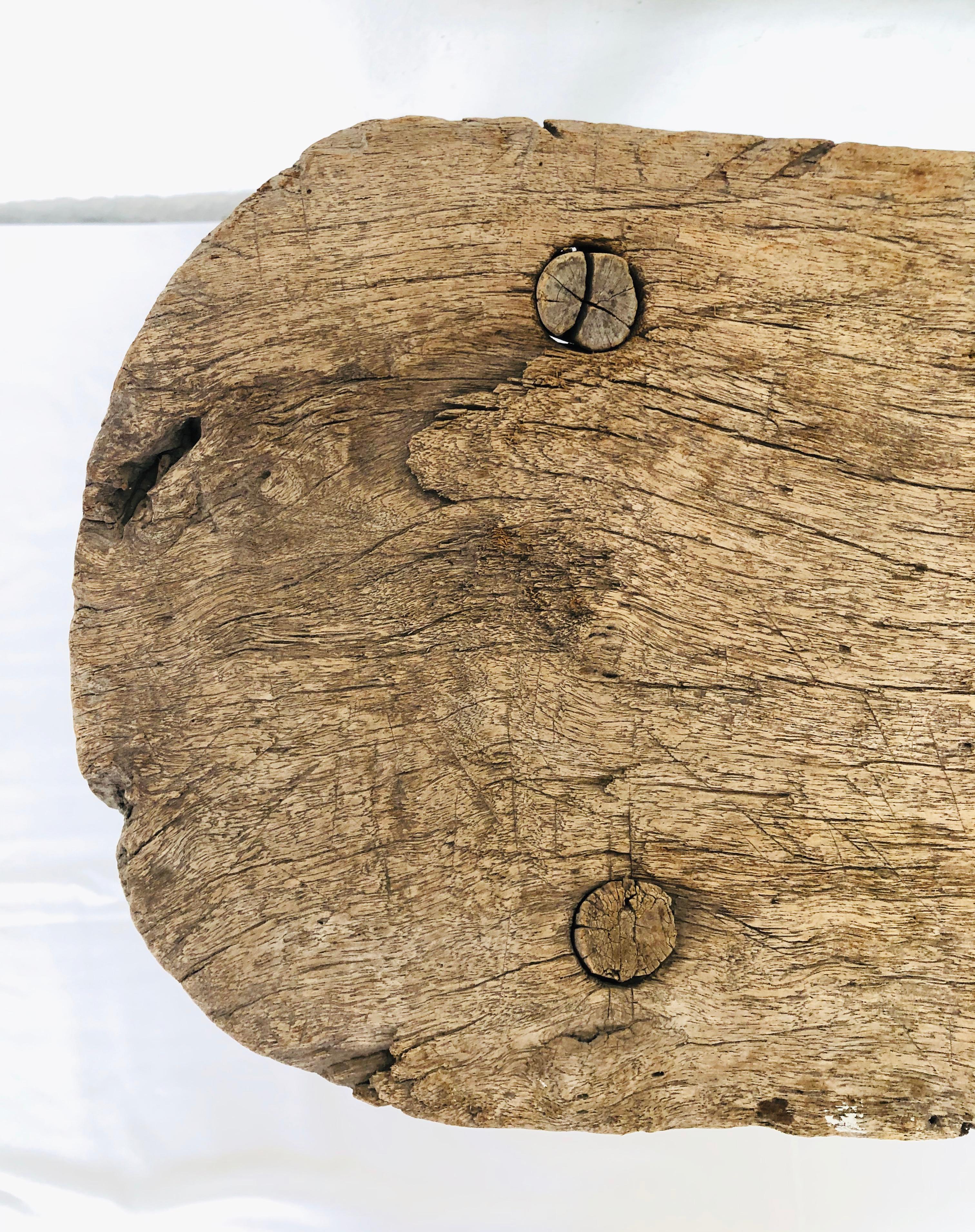 Nord-américain Mini table ancienne en bois massif de Mezquite trouvée dans l'ouest du Mexique en vente
