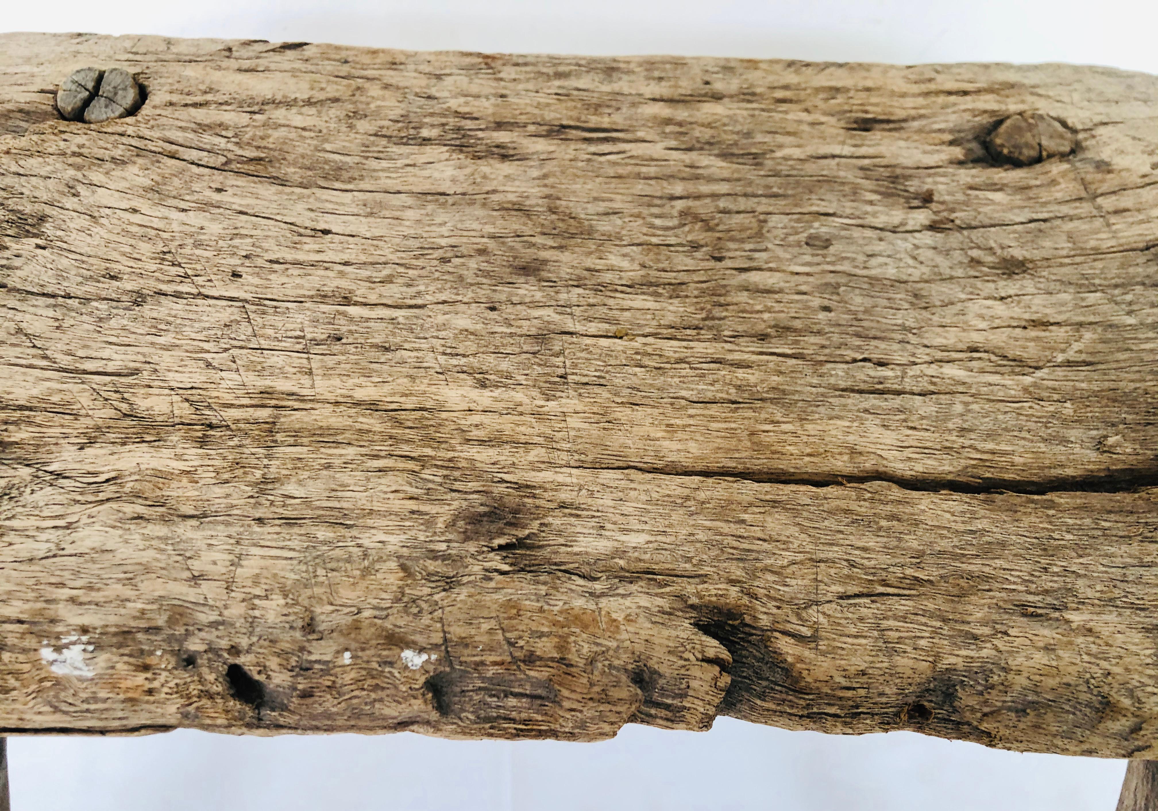 Sculpté à la main Mini table ancienne en bois massif de Mezquite trouvée dans l'ouest du Mexique en vente