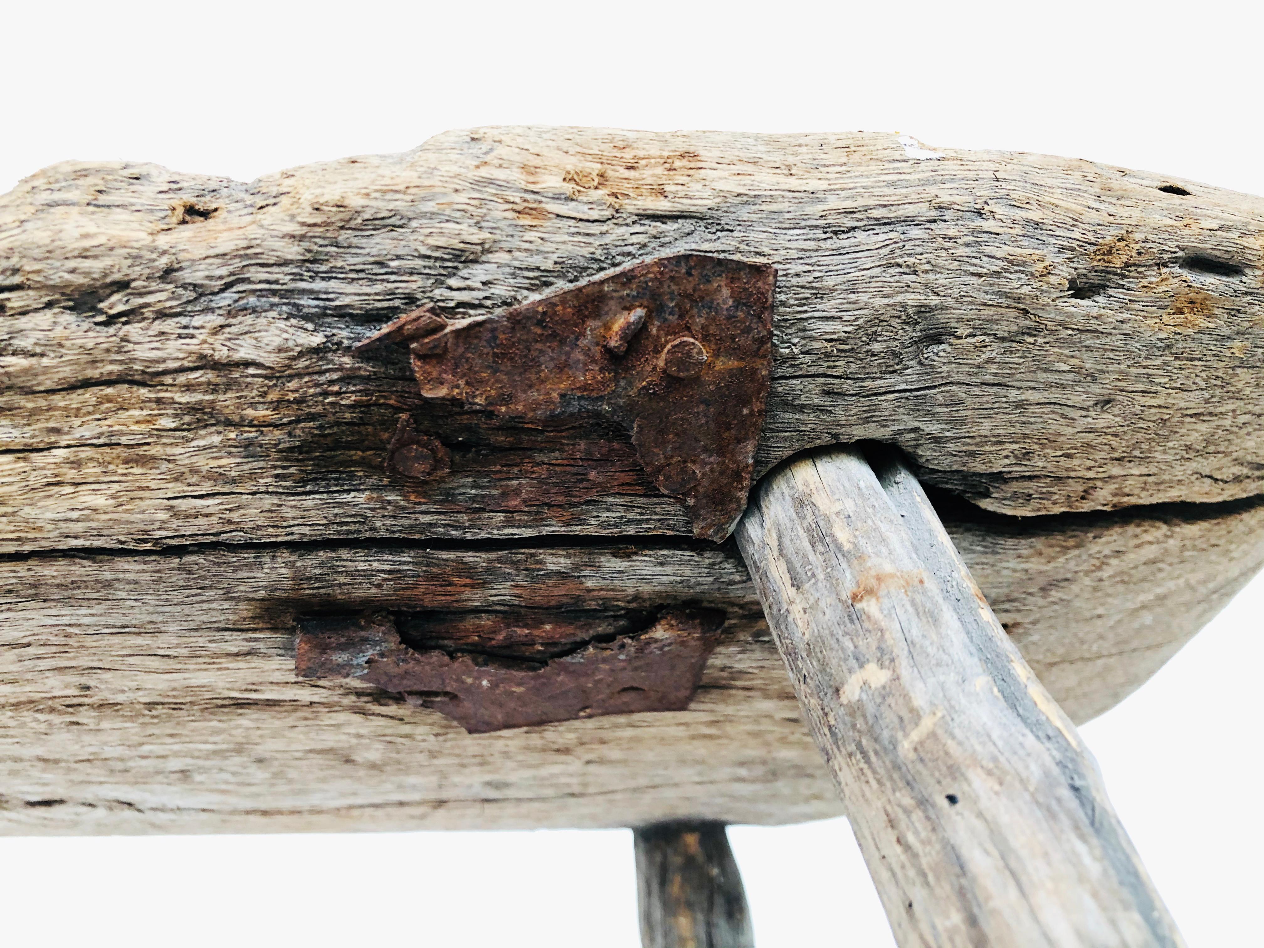 Mini table ancienne en bois massif de Mezquite trouvée dans l'ouest du Mexique Bon état - En vente à Guadalajra, Jal