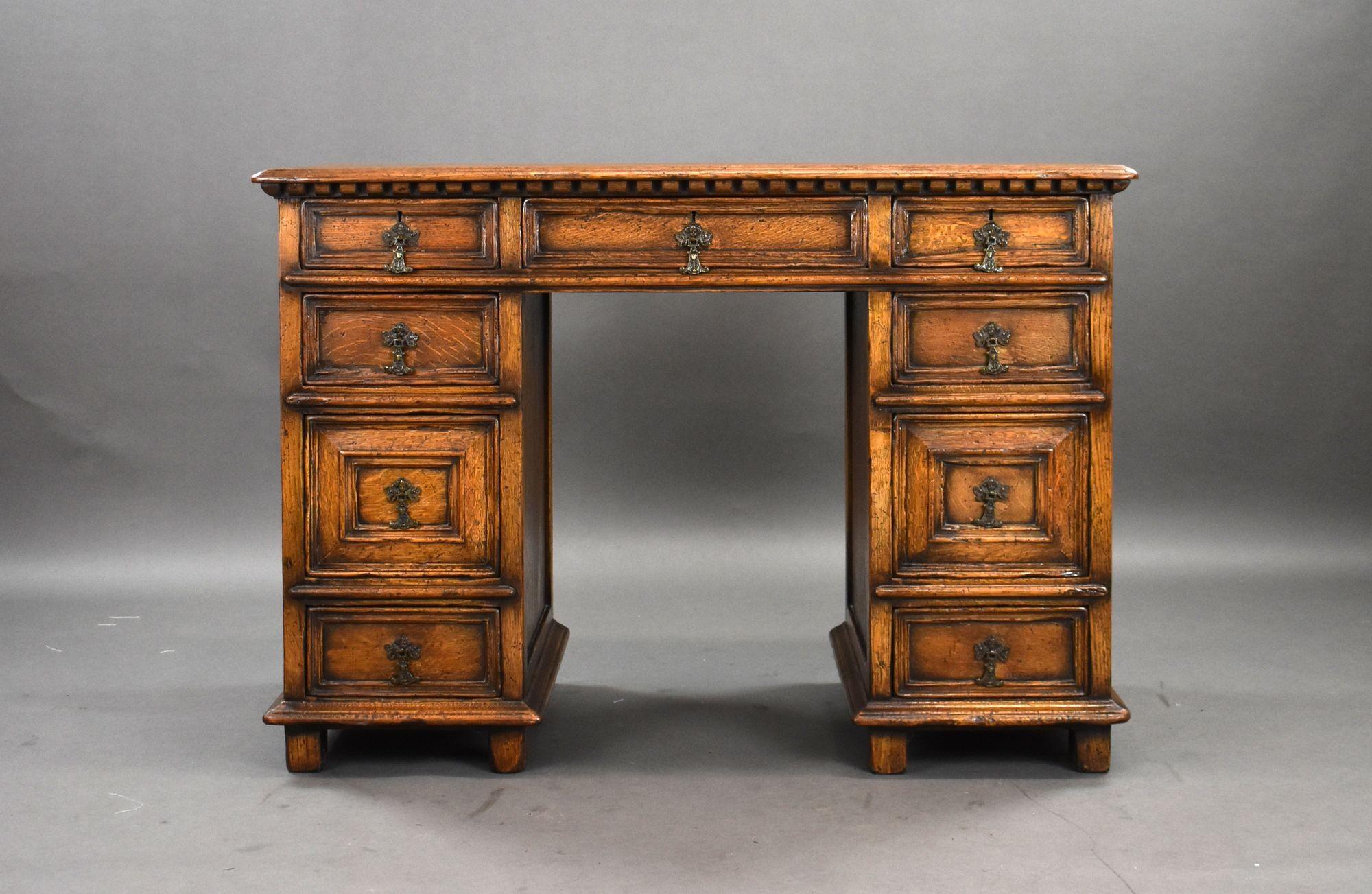 In vendita c'è una scrivania antica in rovere di buona qualità, con una disposizione di nove cassetti, in ottime condizioni per la sua età.

Larghezza: 107cm Profondità: 54cm Altezza: 77cm