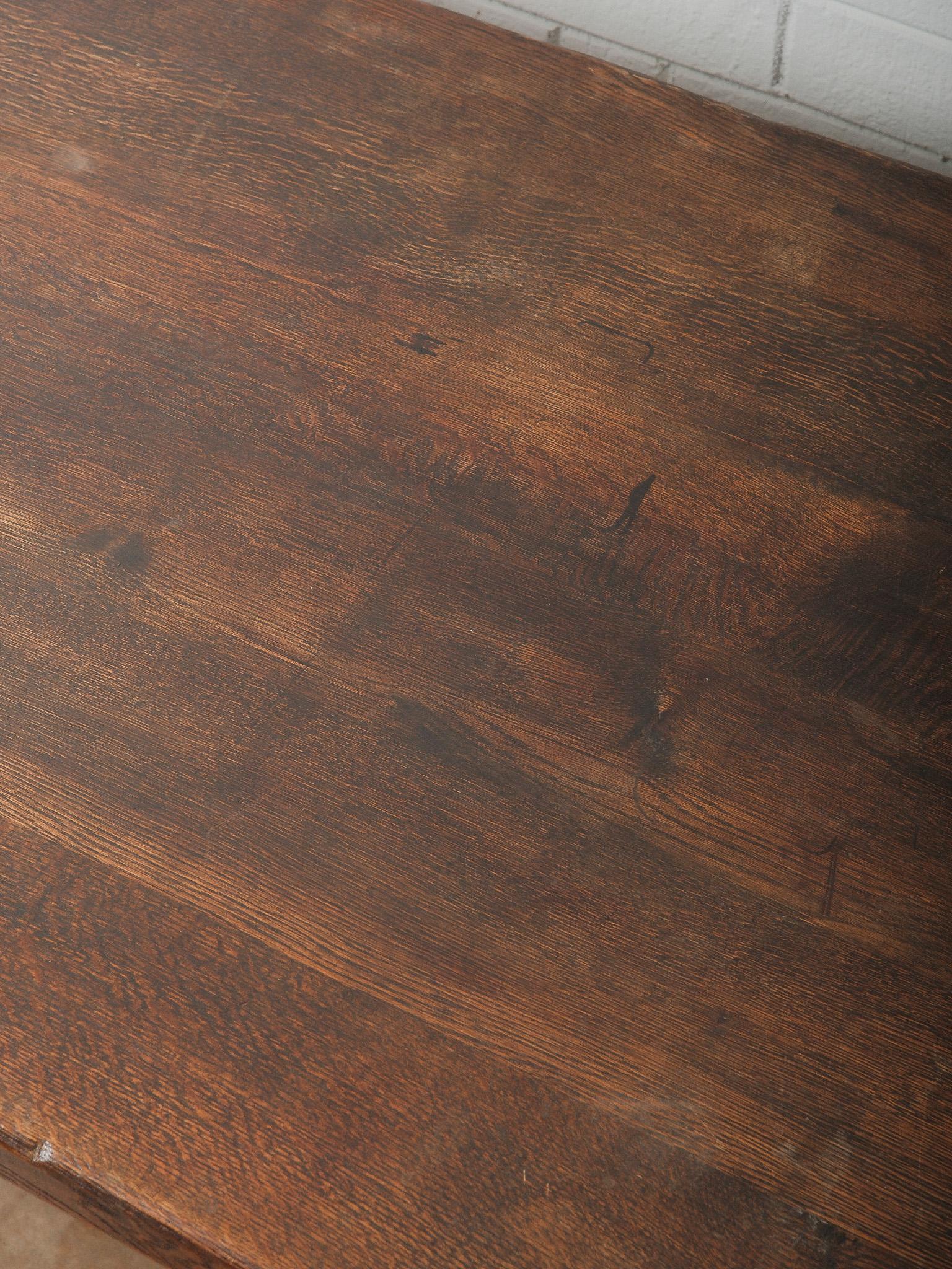 Table de salle à manger ancienne en Oak massif avec pieds torsadés en orge et piétement à brancards Bon état - En vente à High Point, NC