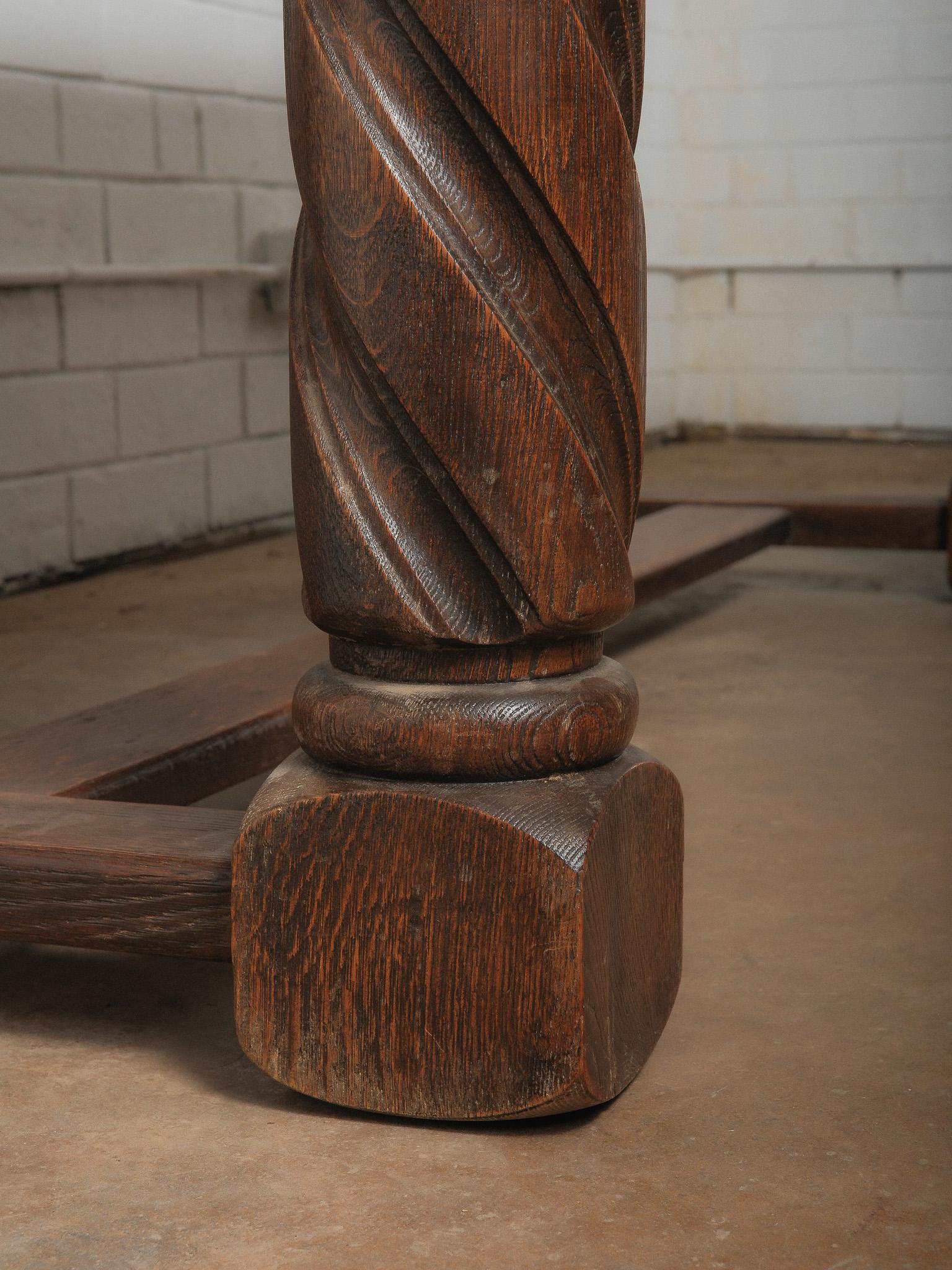 Bois Table de salle à manger ancienne en Oak massif avec pieds torsadés en orge et piétement à brancards en vente