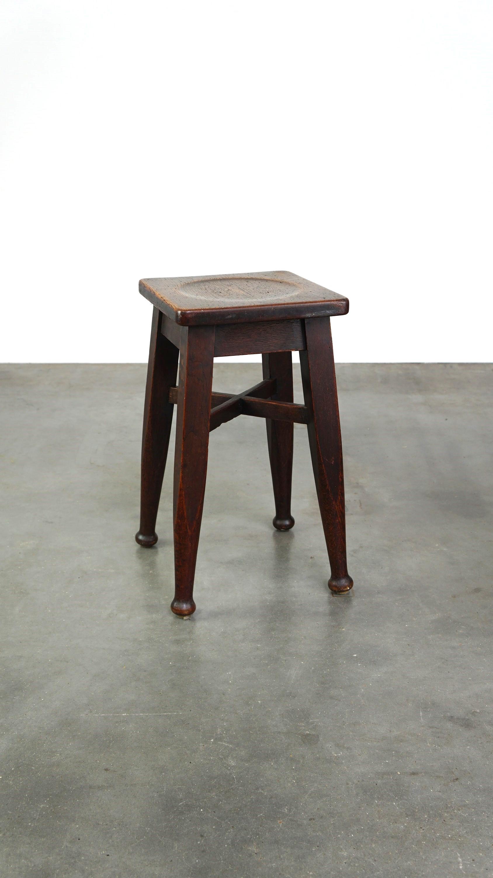 Angeboten wird dieser antike englische Hocker aus massiver Eiche mit einem Hauch von Jugendstil.

Dieser antike englische Hocker aus massiver Eiche von Gaskell & Chambers Ltd ist ein echter Blickfang in fast jedem Einrichtungsstil. Ein solcher