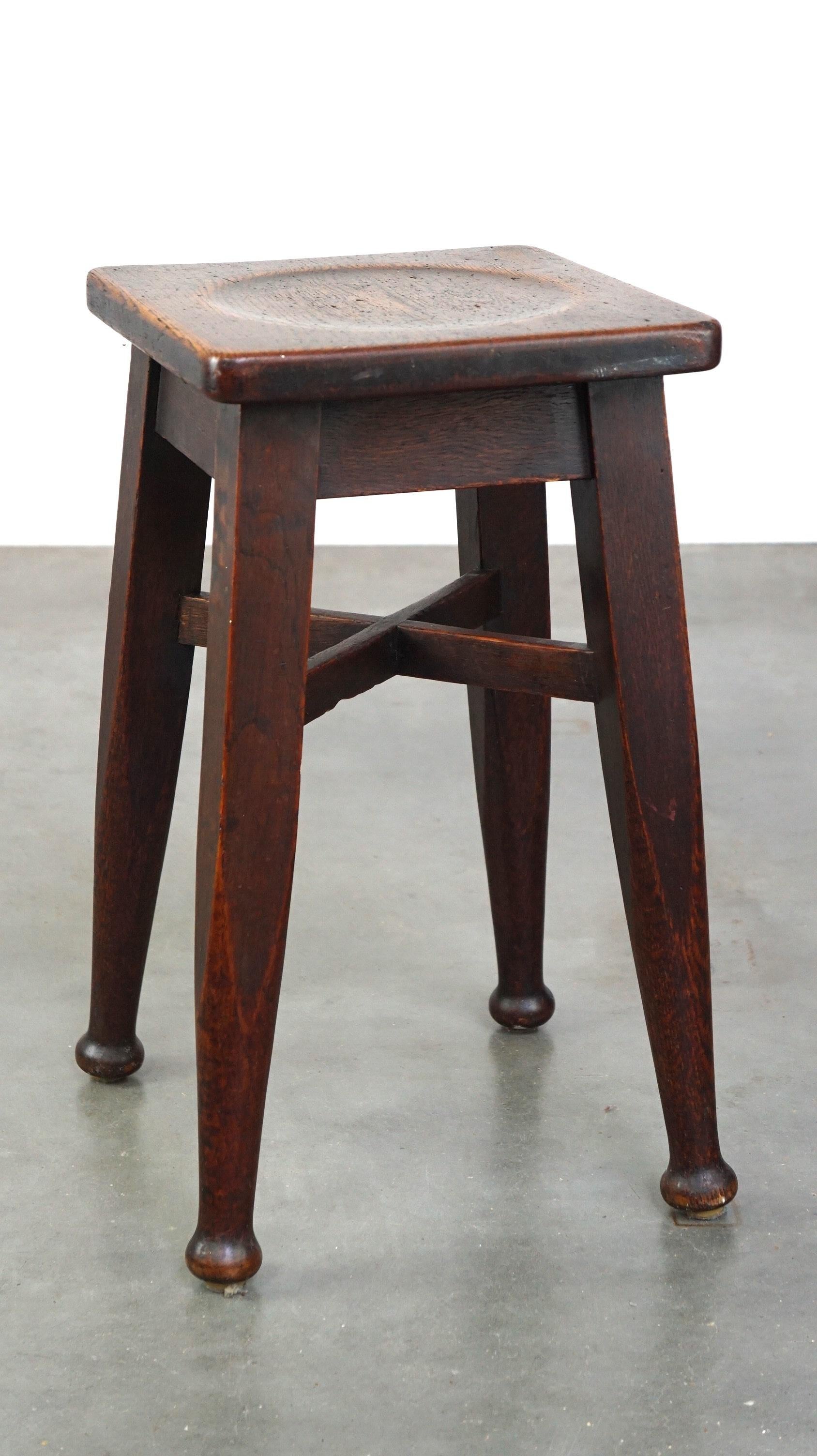 Antiker englischer Hocker aus massiver Eiche von Gaskell & Chambers Ltd. (Englisch) im Angebot