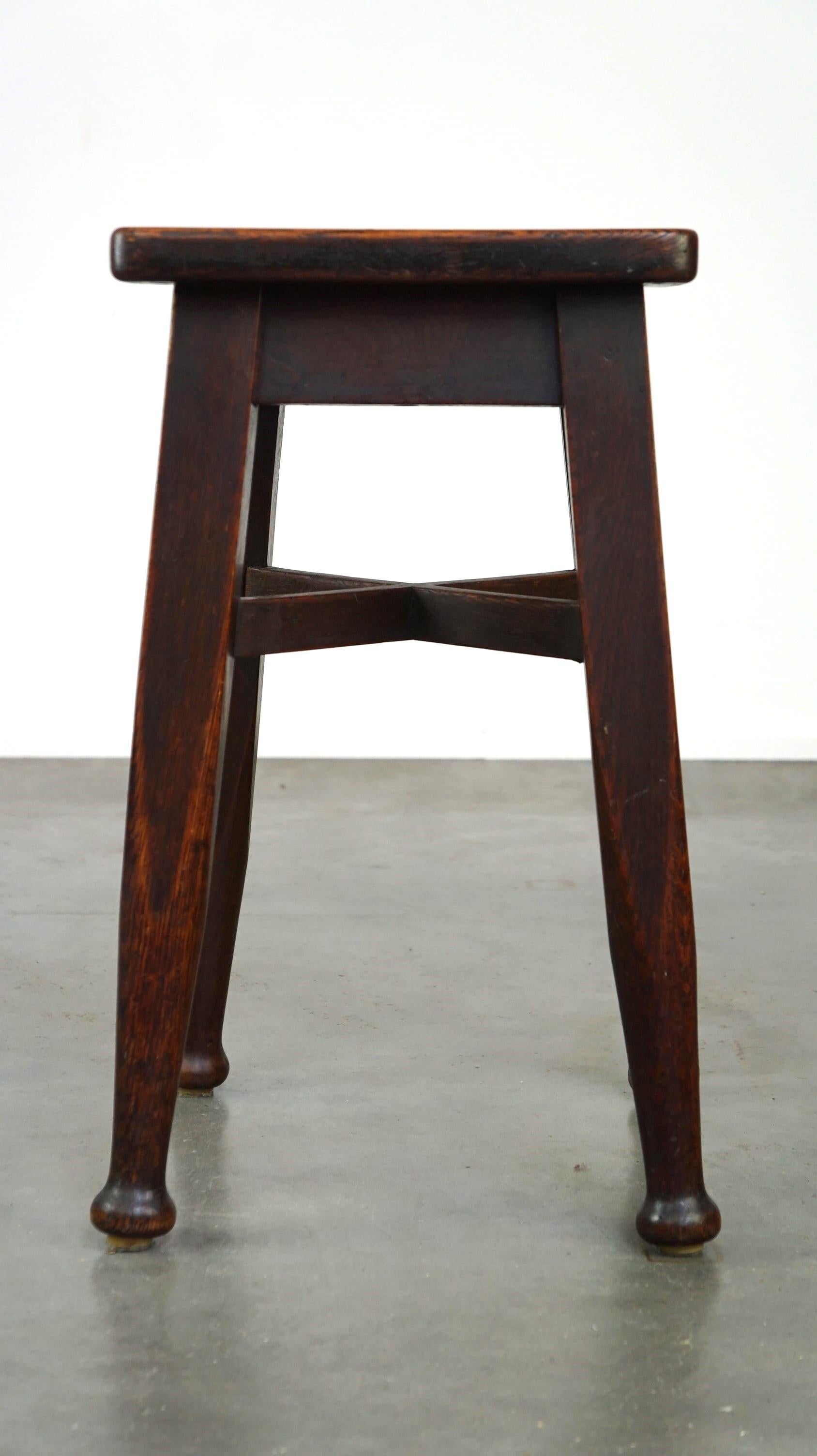 Antiker englischer Hocker aus massiver Eiche von Gaskell & Chambers Ltd. (Holz) im Angebot